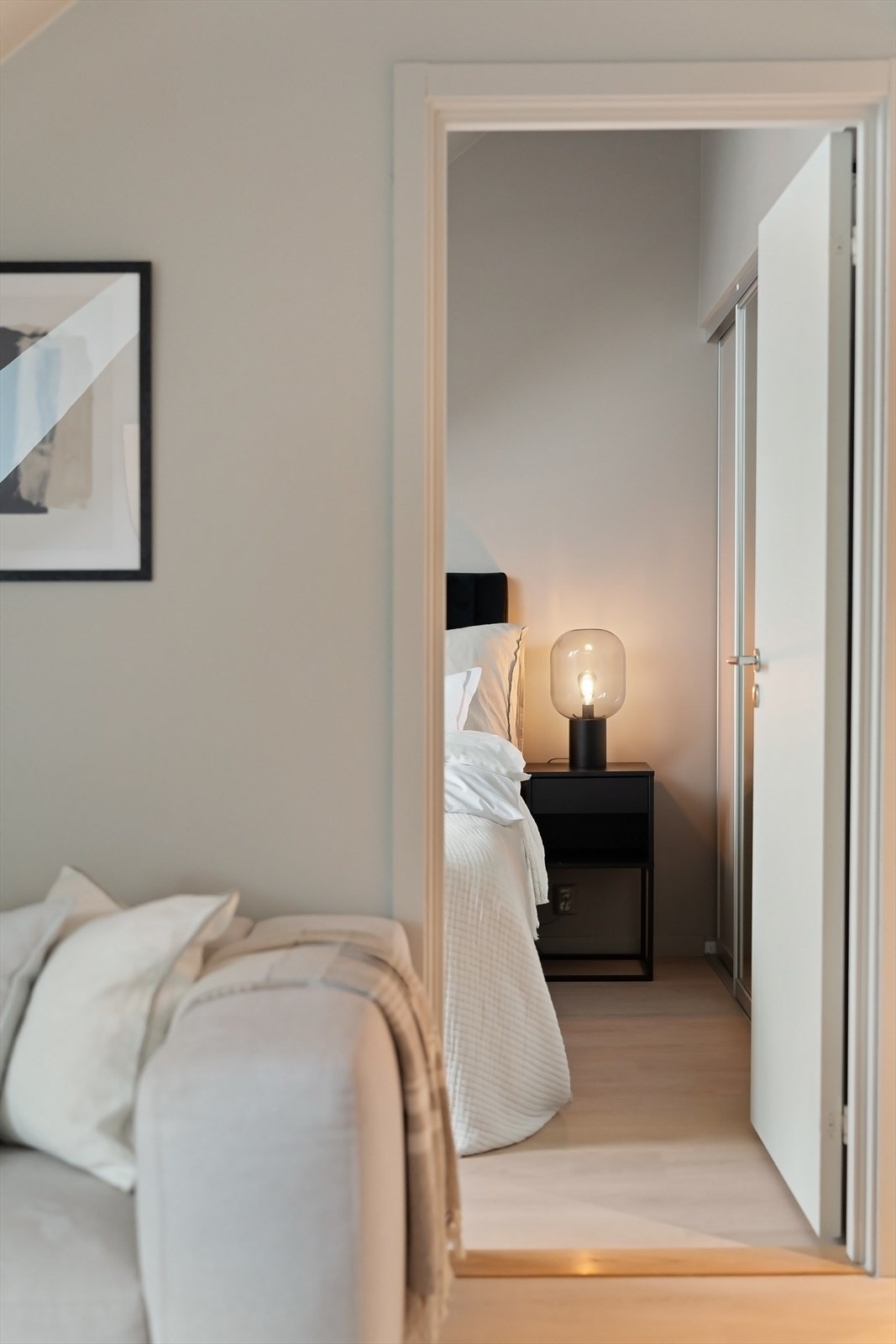 Inn til soverom fra stue. Galleribilde