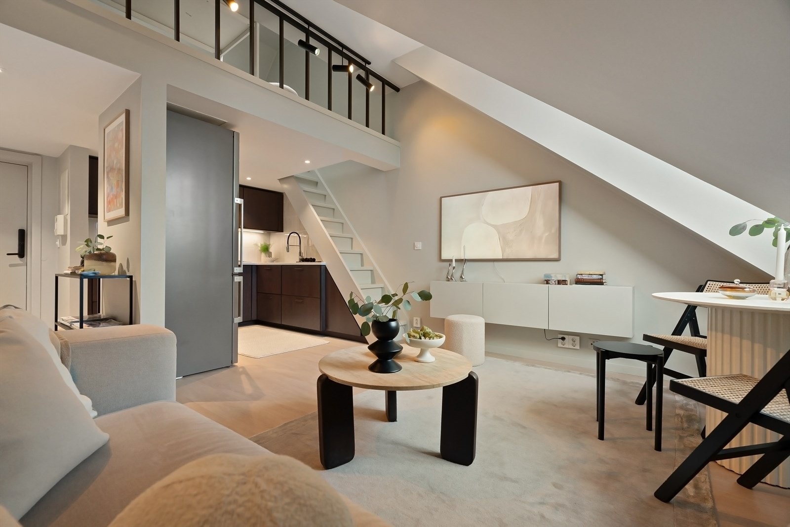 Det er også mulighet for sofagruppe på hems og større spisegruppe i hovedetasje. Galleribilde