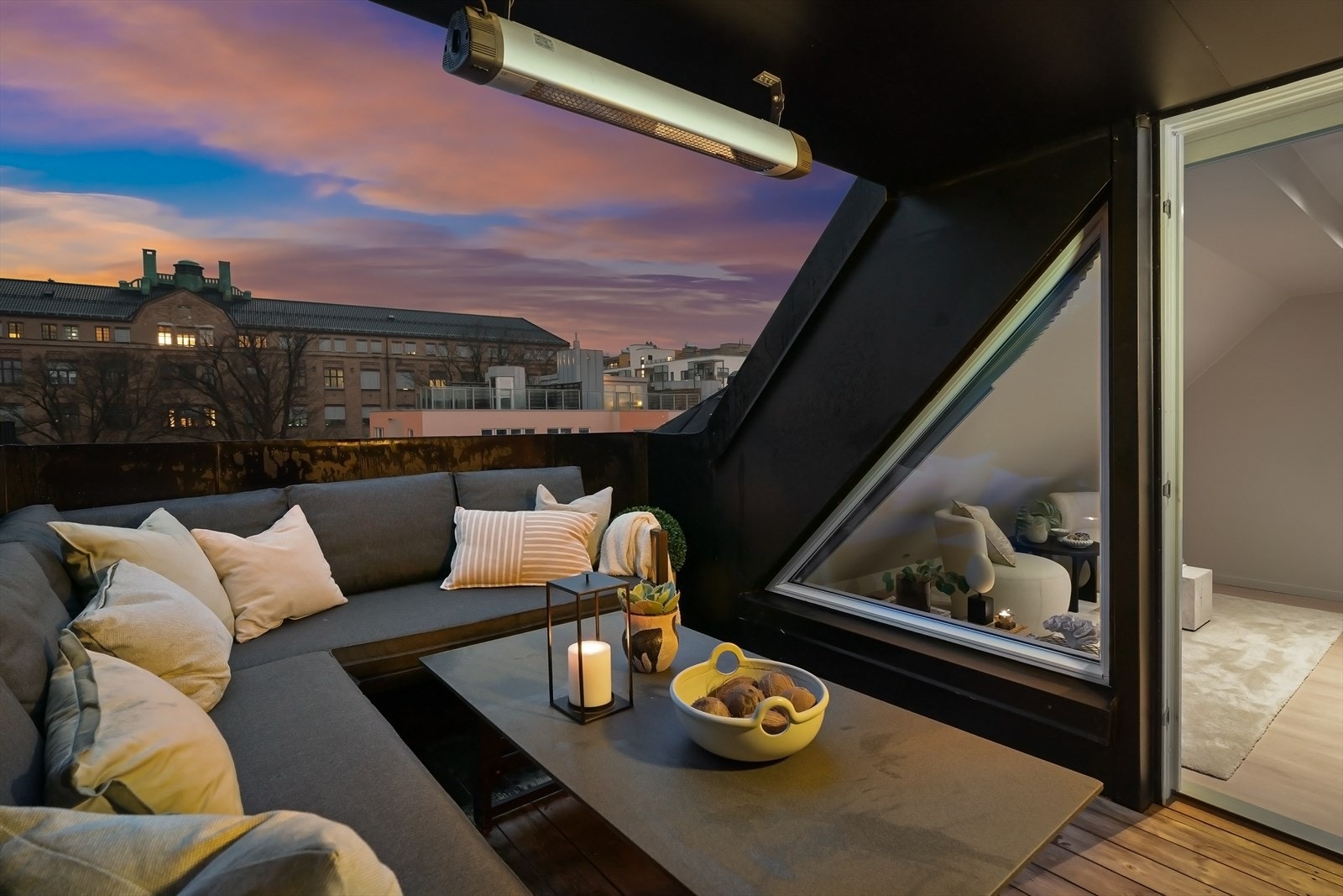 Upåklagelig kveldsstemning på egen takterrasse. Utstyrt med stikkontakt og varmelampe. Galleribilde