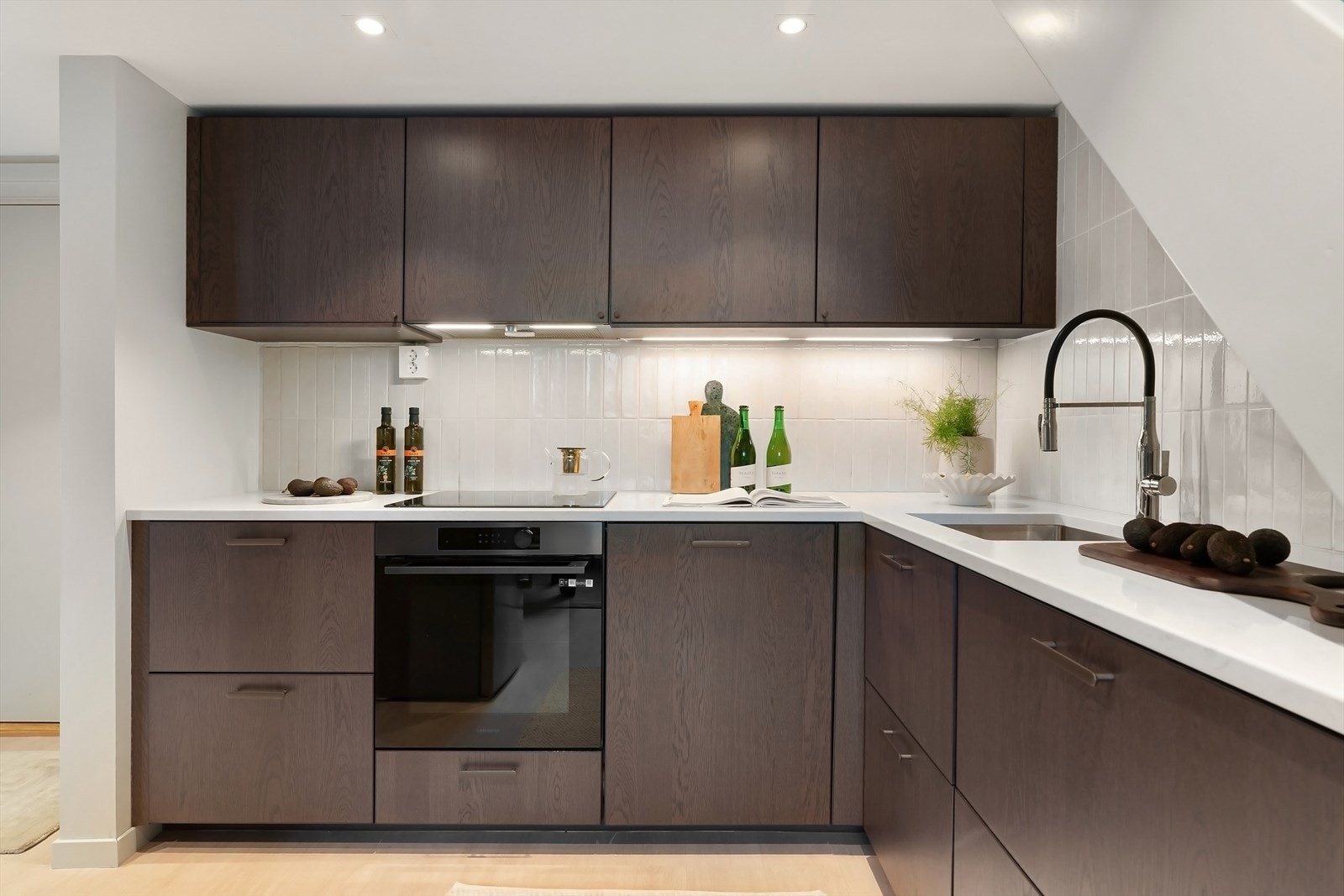 Nytt kjøkken i 2023 i delikate farger. Downlights i himling, belysning under overskap og integrerte hvitevarer. Galleribilde