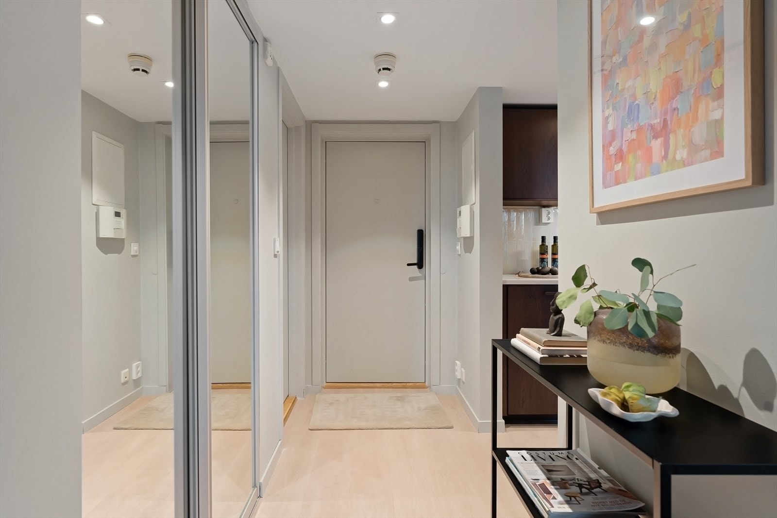 Entré med downlights i himling og skyvedørsgarderobe. Ut til felles trappegang og heis. Galleribilde