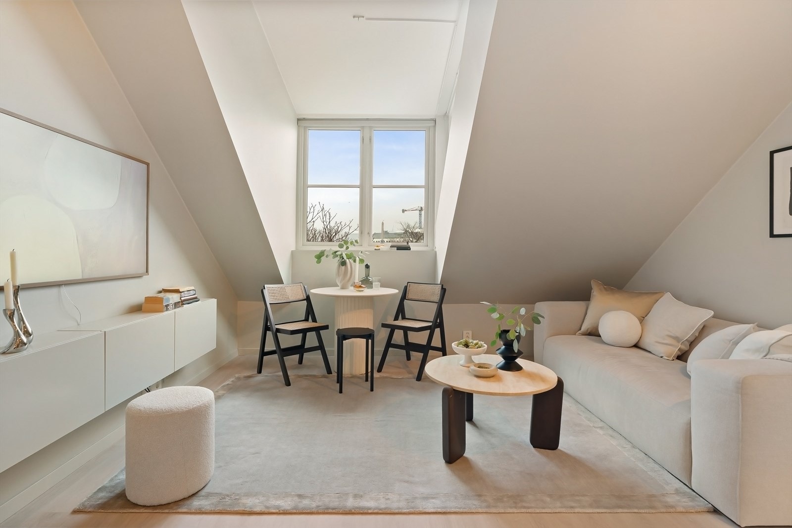 Nymalte, lyse overflater og nytt gulv i 2023. Galleribilde