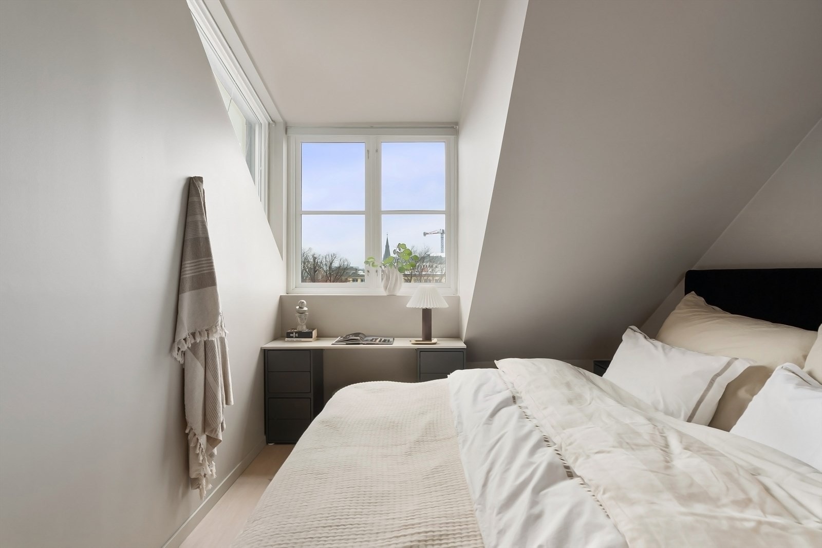 Hyggelig, usjenert soverom med vinduer på to kanter. Galleribilde