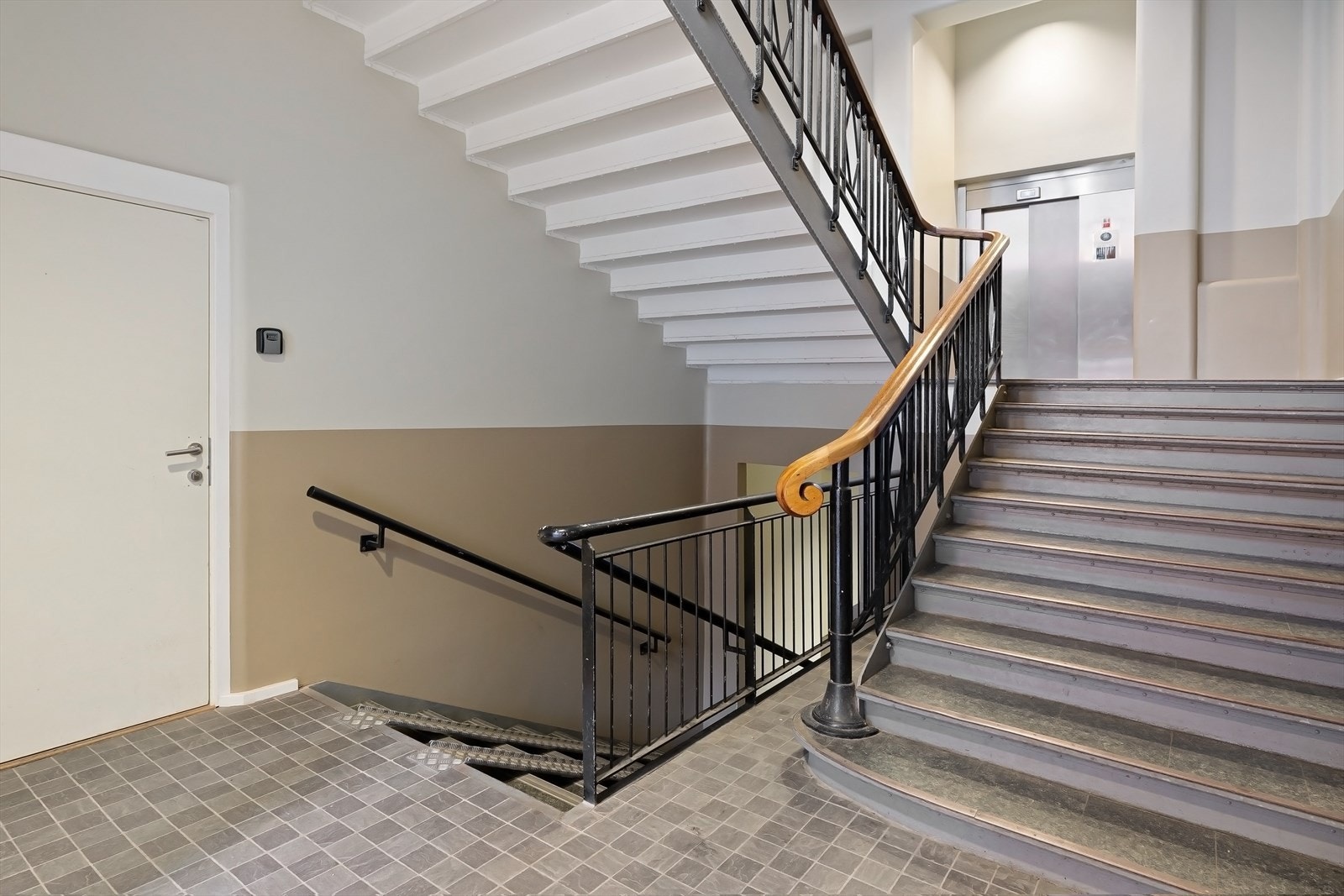 Pent opparbeidet, felles trapperom med heis. Galleribilde