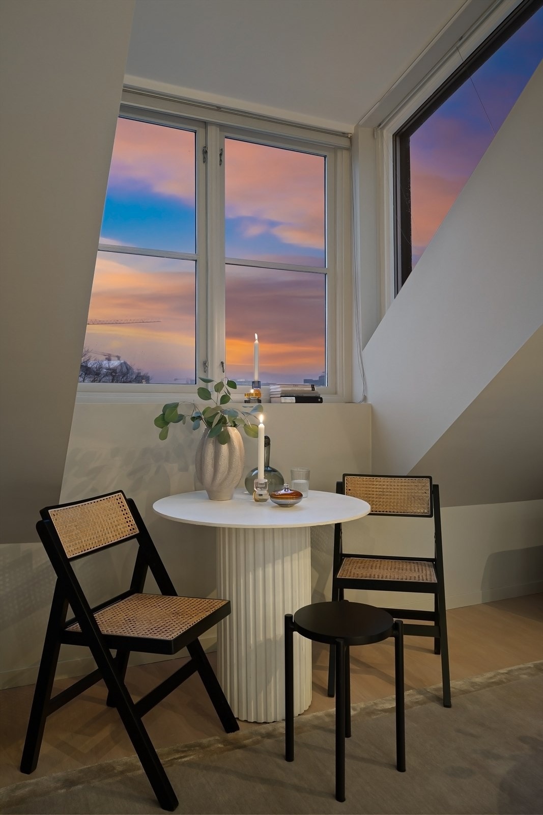 Dype karmer og vindu på to kanter. Galleribilde