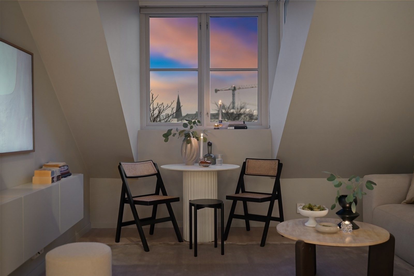 Nyt kveldshimmelen fra flere steder i leilighet. Usjenert og uten direkte innsyn. Galleribilde