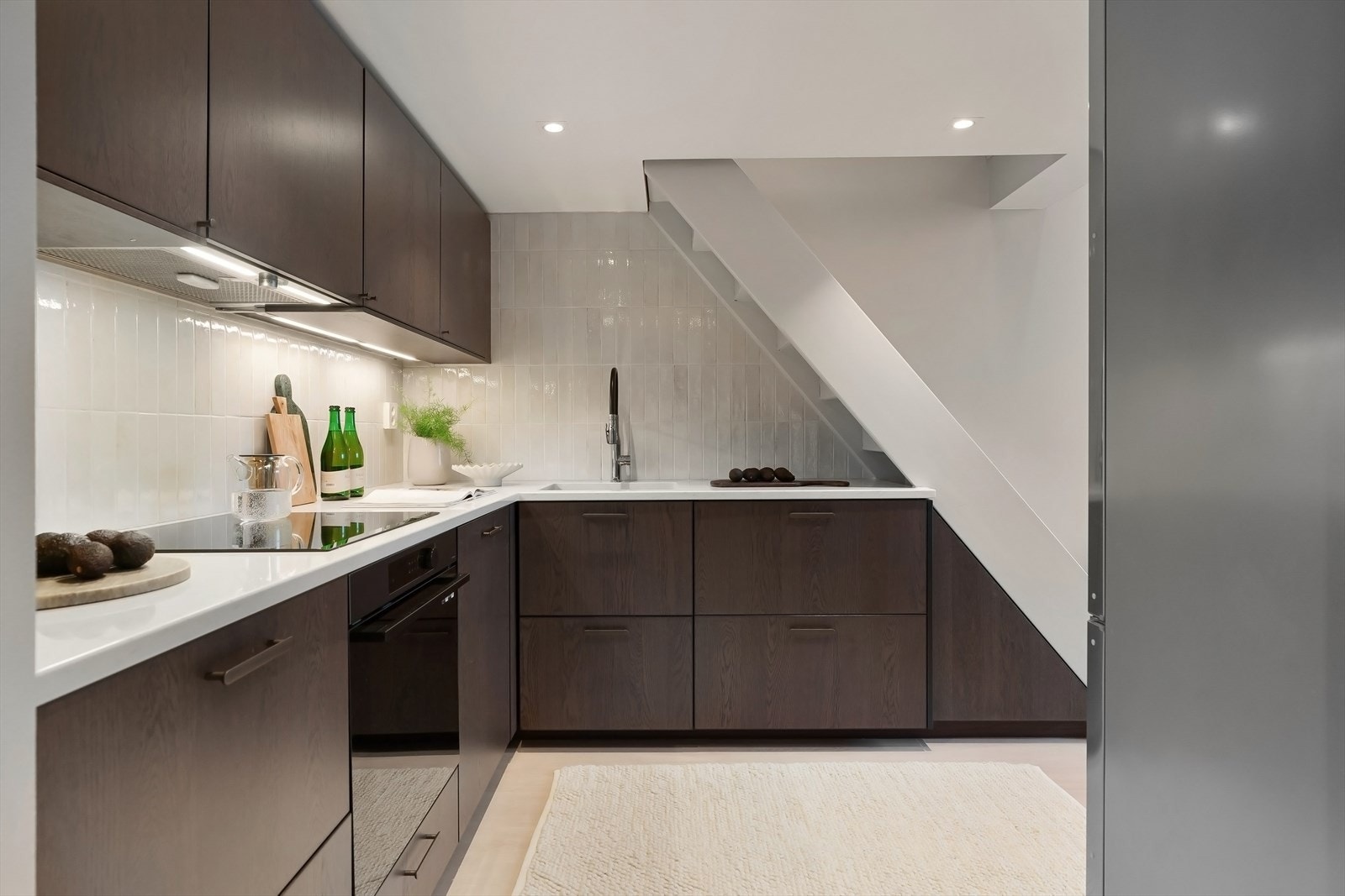 Integrert stekeovn, platetopp og oppvaskmaskin. Komfyrvakt og automatisk vannstopper montert. Galleribilde