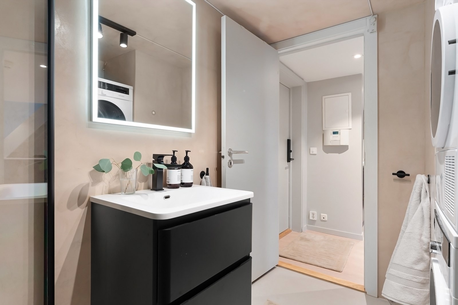 Innredning, dusjarmatur -og dører samt speil fra 2021. Toalett fra 2023. Badets hovedkonstruksjon er fra 2006. Overflateoppusset med mikrosement i 2021. Galleribilde