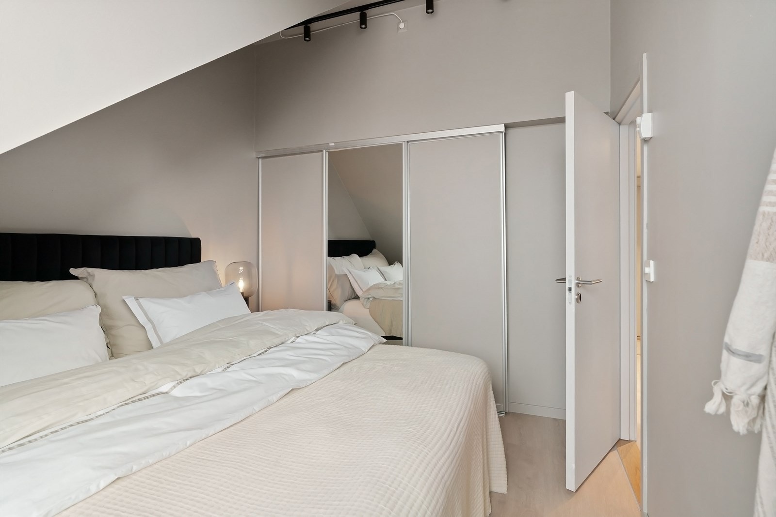 Rikelig med oppbevaring i skyvedørsgarderobe langs hele den ene langsiden av rommet. Galleribilde