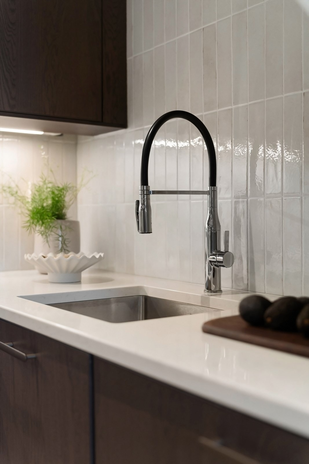 Benkeplate i stein og underlimt kum. Pene, duse fliser på vegg. Galleribilde