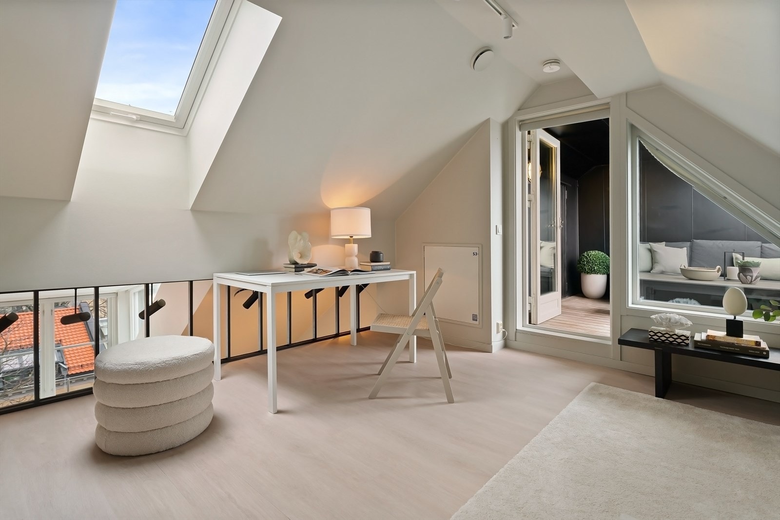 Romslig hems med utgang til solrik takterrasse. Galleribilde