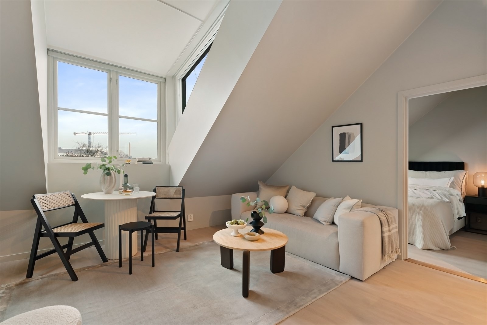 Innbydende og lys leilighet over to plan med god standard og privat, solrik takterrasse. Galleribilde