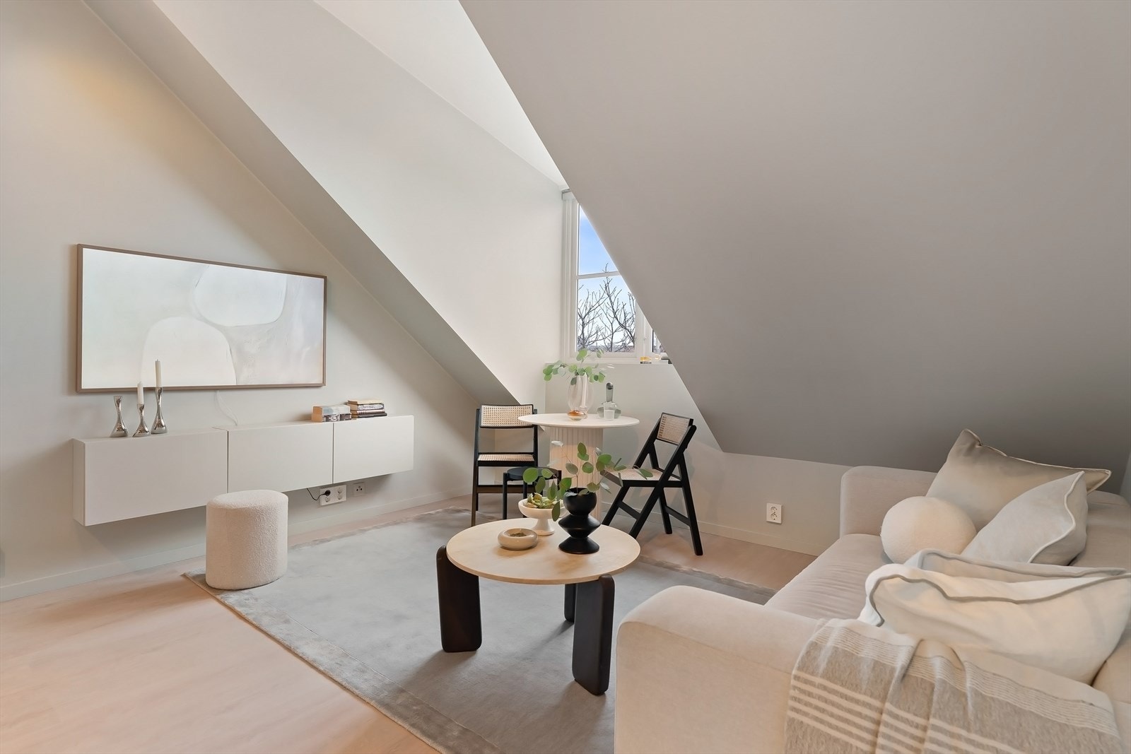 Åpen kjøkken og stueløsning med plass til både spiseplass og sofagruppe. Galleribilde