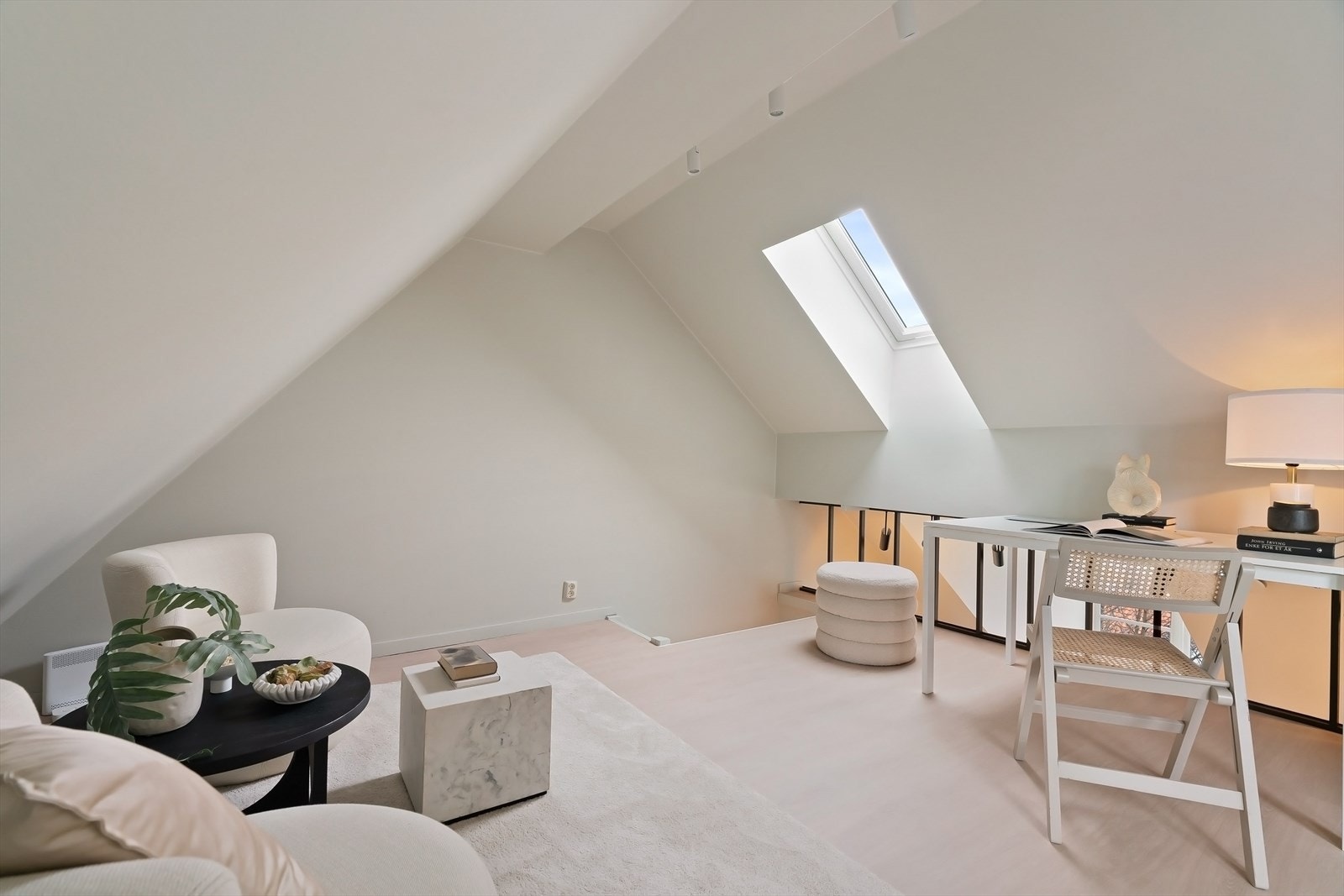 El-anlegg i leilighet oppgradert i 2023 med nye spotter og spottskinner. Byttet stikkontakter i hovedetasje og byttet dimmer på alle lyskilder (utenom bad). Galleribilde