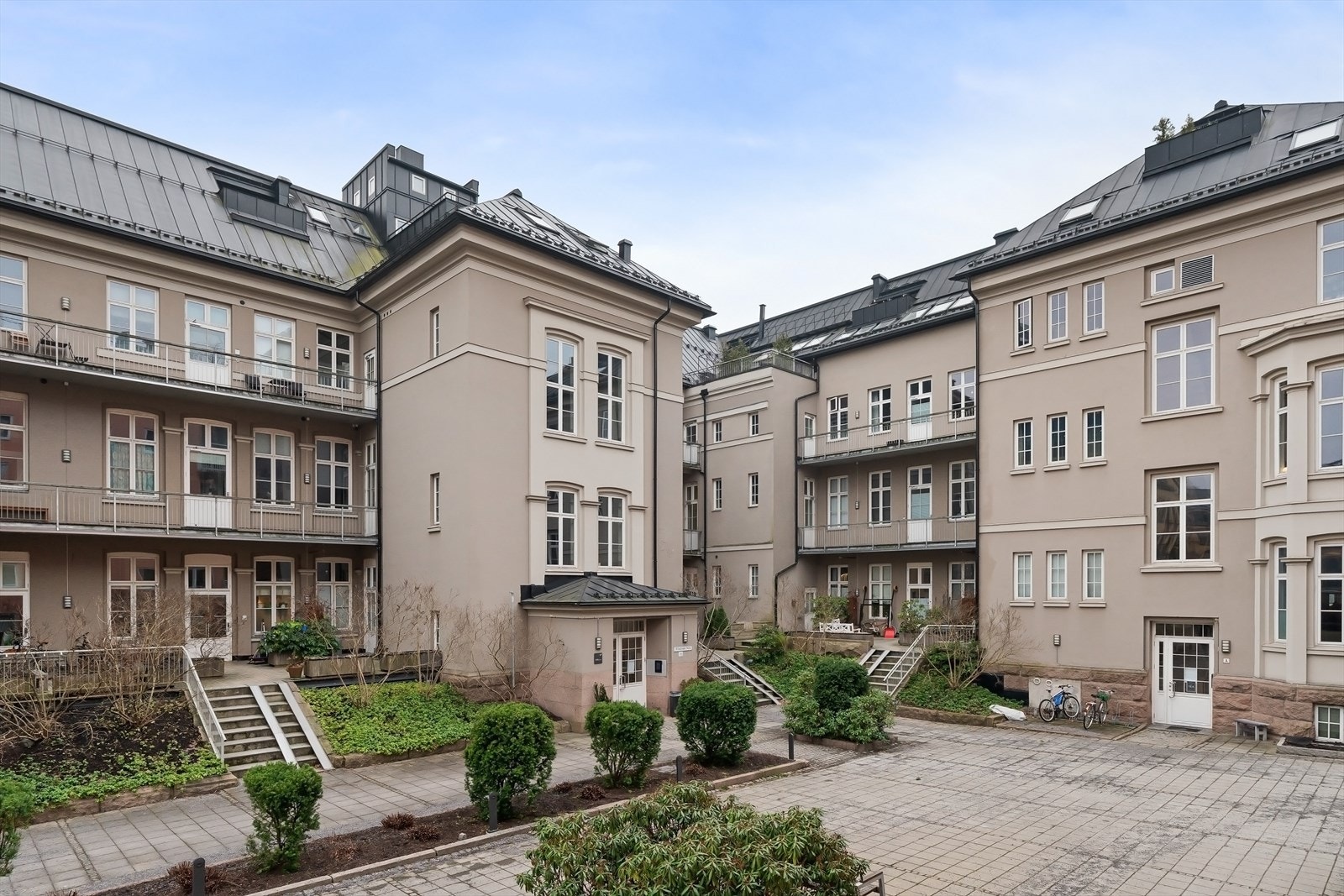 Flott, felles bakgård med beplantning og meget hyggelige soner. Galleribilde