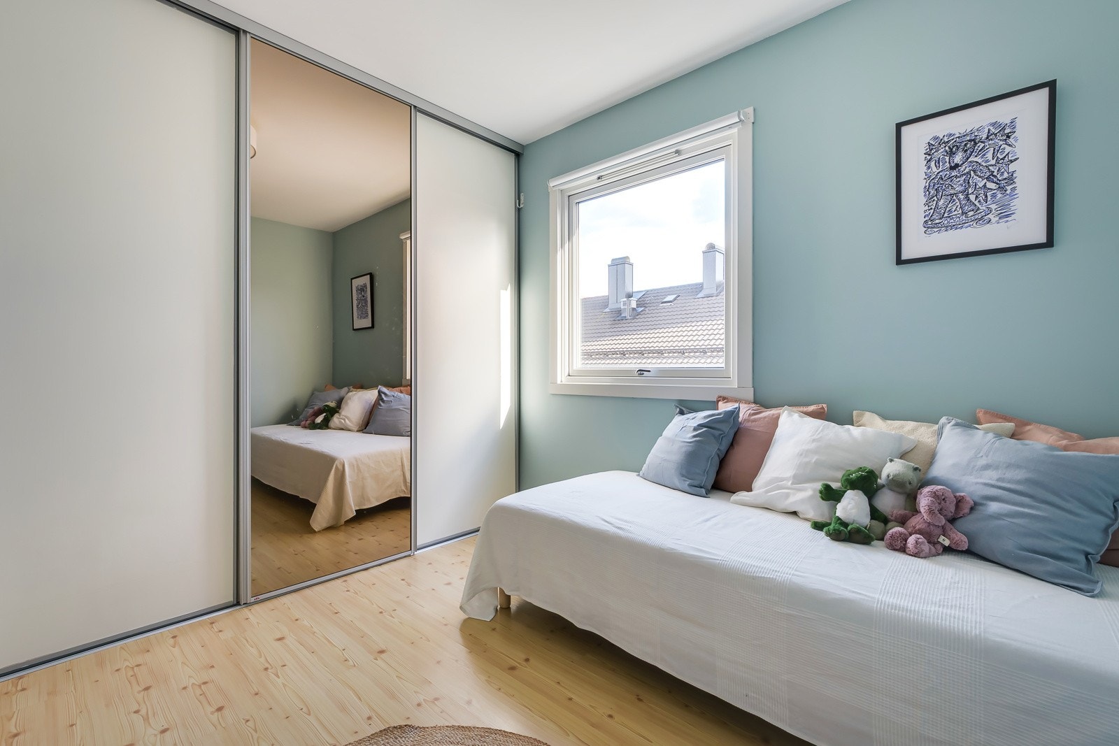 På soverommet har du plass til både dobbeltseng og kontorpult om ønskelig. Rikelig med oppbevaringsplass i stor plassbygget skyvedørsgarderobe. Galleribilde