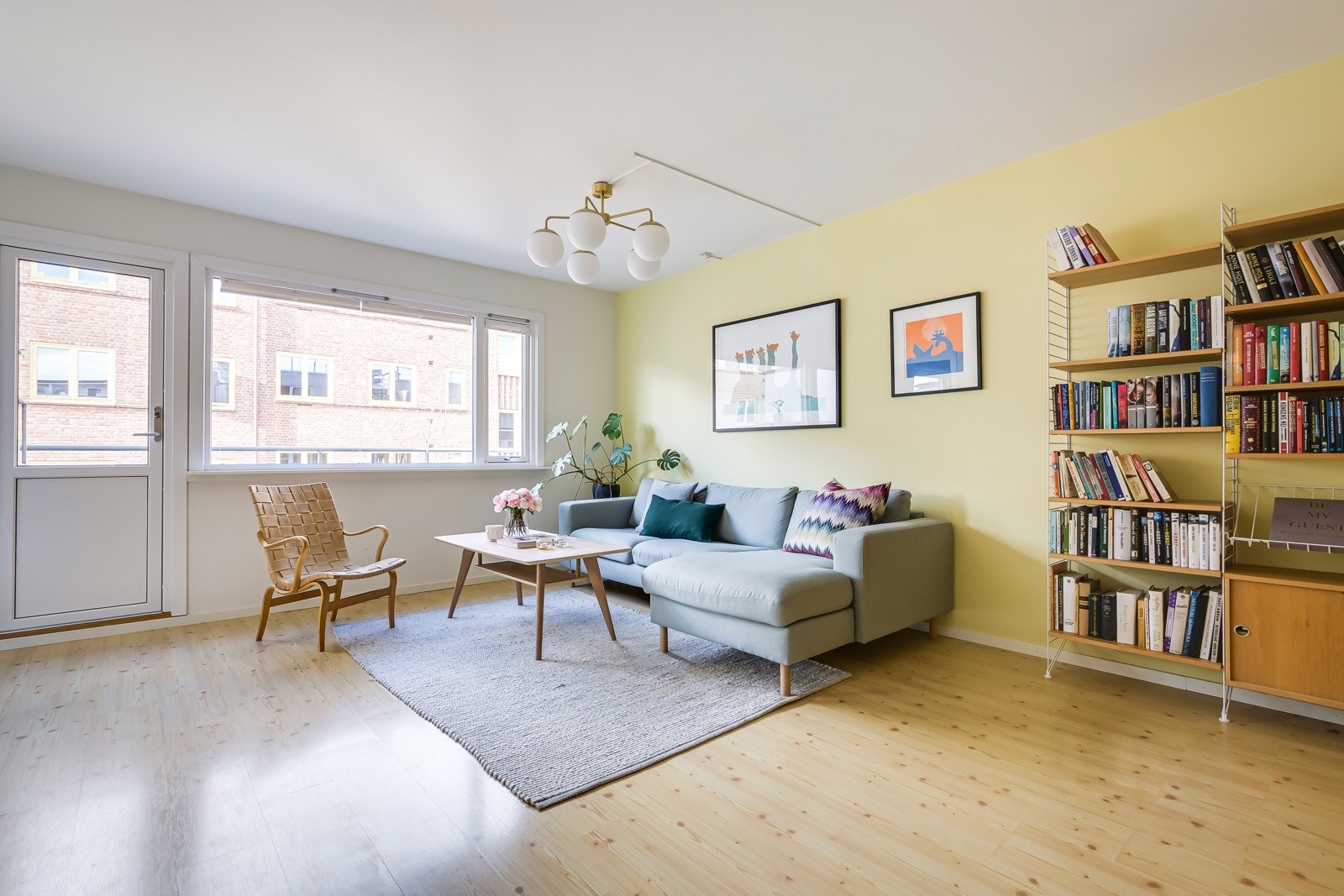 Leiligheten som ligger i byggets toppetasje (4. etasje), har en gjennomgående planløsning med store, gode og lettmøblerte rom. Galleribilde