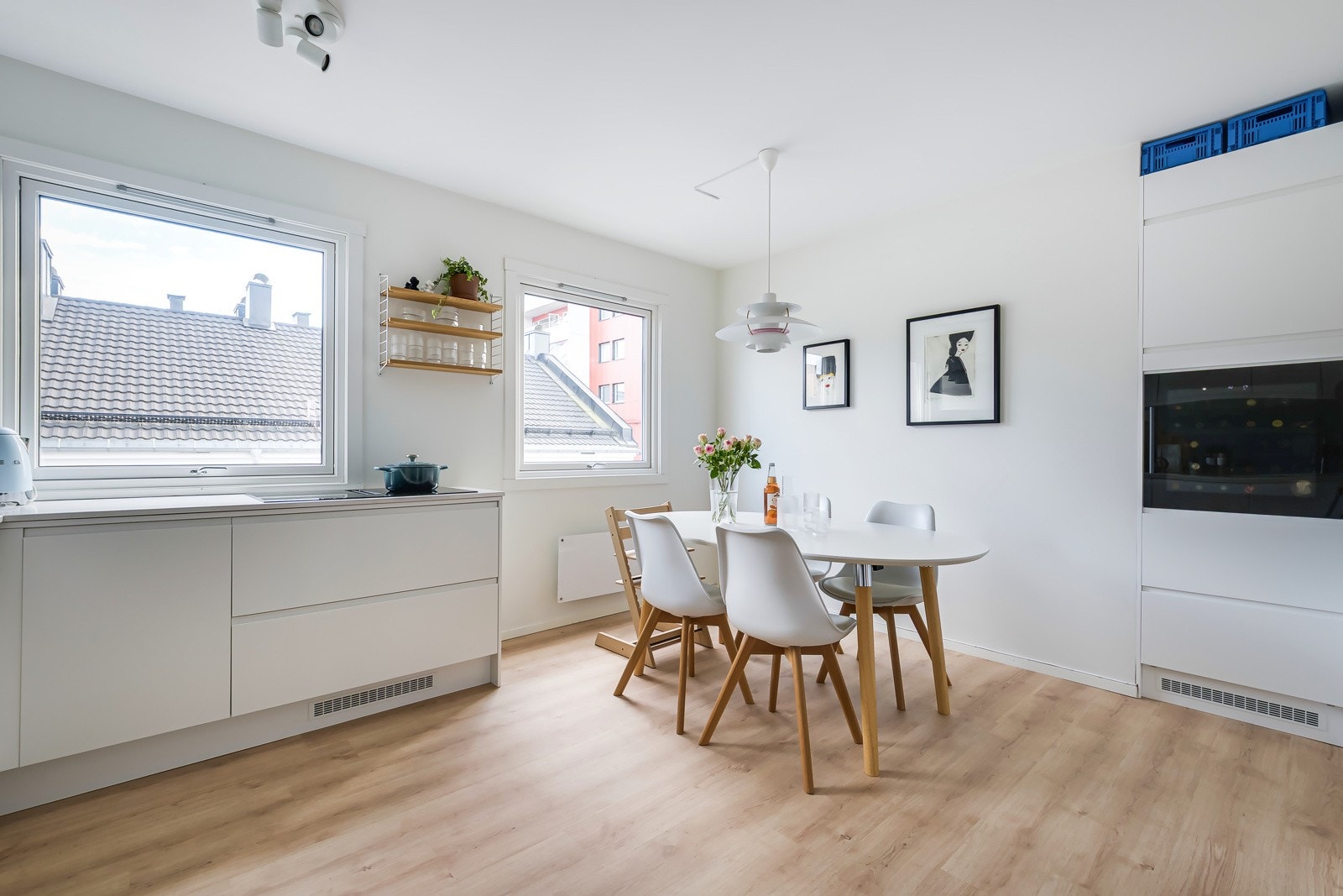 Rommet har to store vindusflater mot sydøst som slipper inn rikelig med naturlig lys, samtidig som det er minimalt med innsyn. Galleribilde