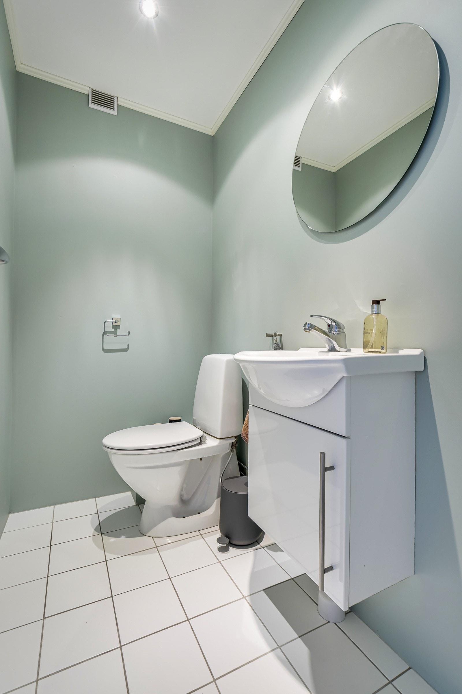 Leiligheten har et praktisk separat toalettrom. God standard med lyse fliser på gulv, deilig gulvvarme, glatte overflater malt i en fin farge og downlights i himlingen. Galleribilde