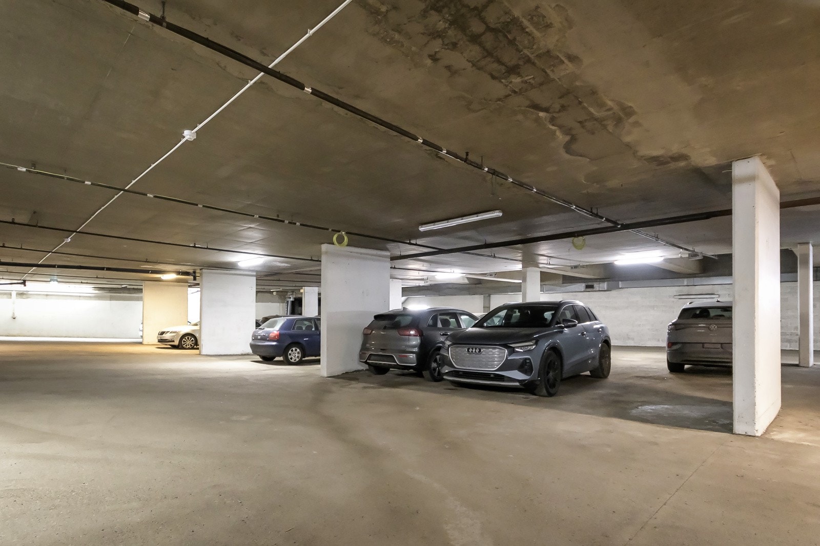 Leiligheten disponerer en garasjeplass i felles garasjeanlegg (med utvendig adkomst via Drøbakgata 1). Galleribilde