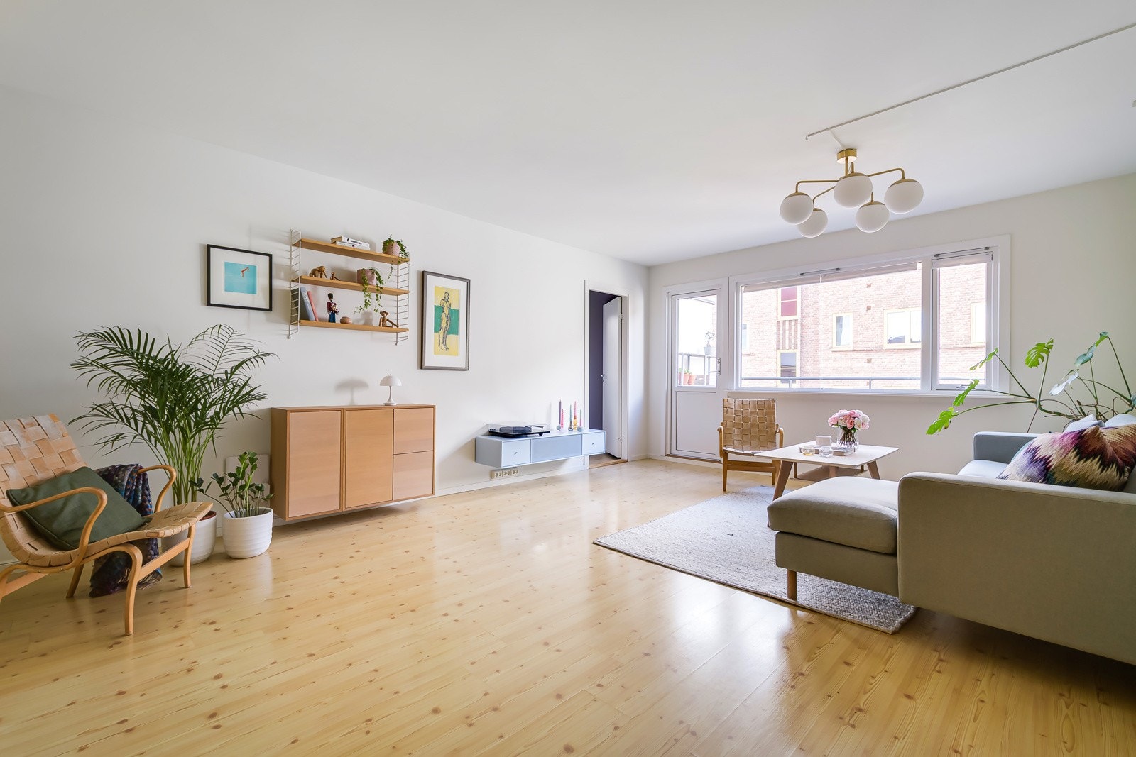Stuen har en generøs størrelse og god plass til både sofagruppe, tv-benk, spisebord og annet ønskelig møblement. Galleribilde