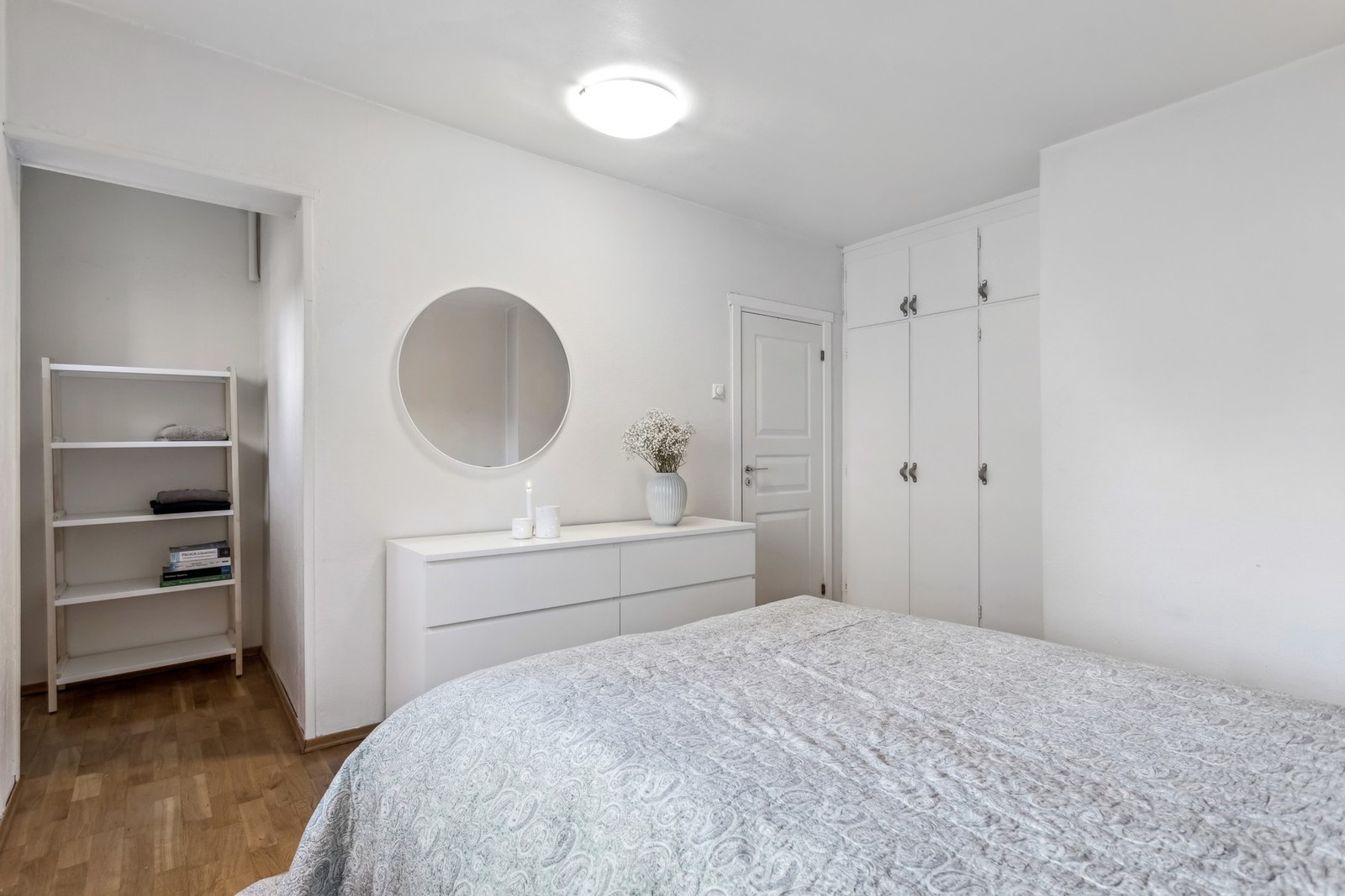 Innredet garderobeskap samt utvidet plass for ytterligere oppbevaringsløsninger. Galleribilde