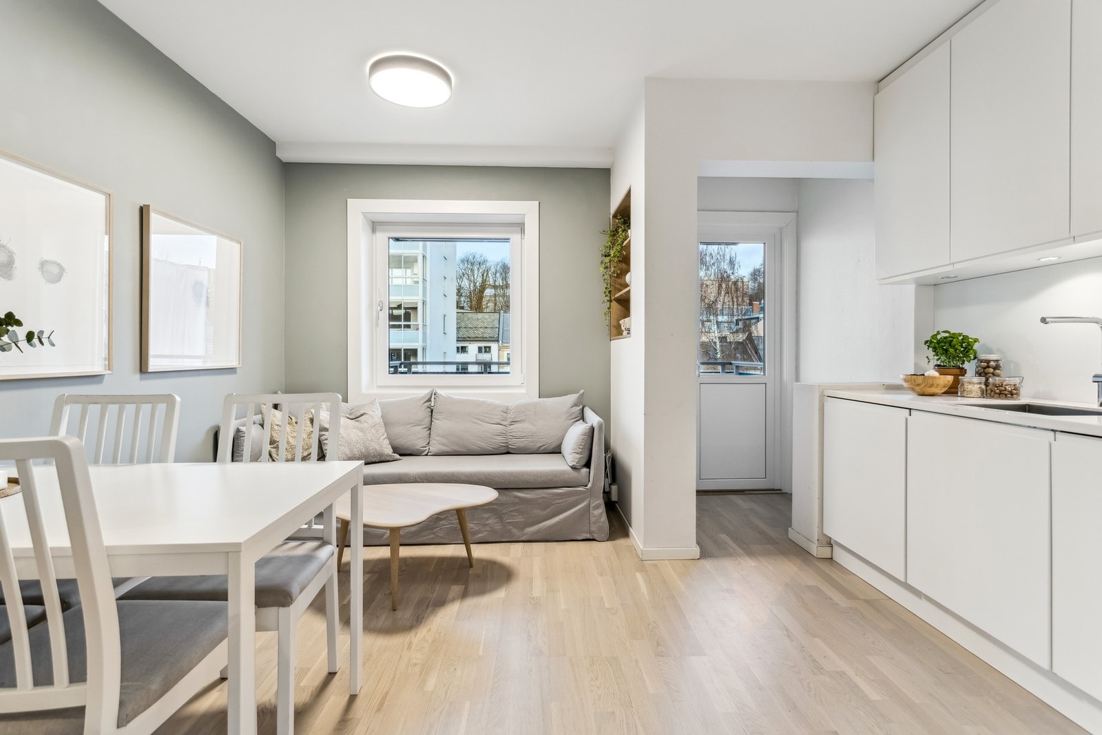 Direkte utgang til balkongen fra stuen, som forlenger oppholdsrommet i sommerhalvåret. Galleribilde