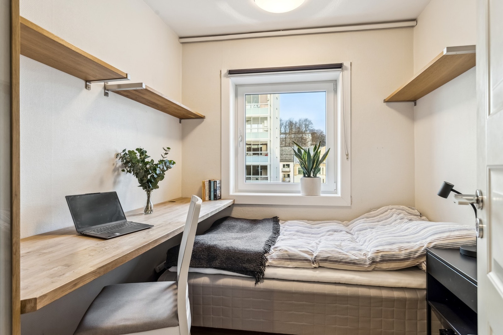 Soverom 3 på ca. 6,8 kvm, innredet med praktisk benkeplate Galleribilde