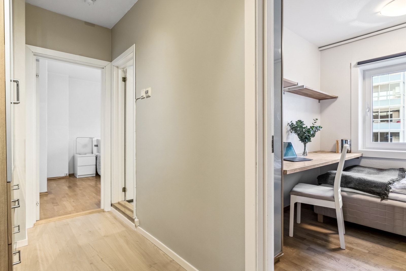 Lys entré med nytt gulv og malte overflater, som gir et godt førsteinntrykk. Galleribilde