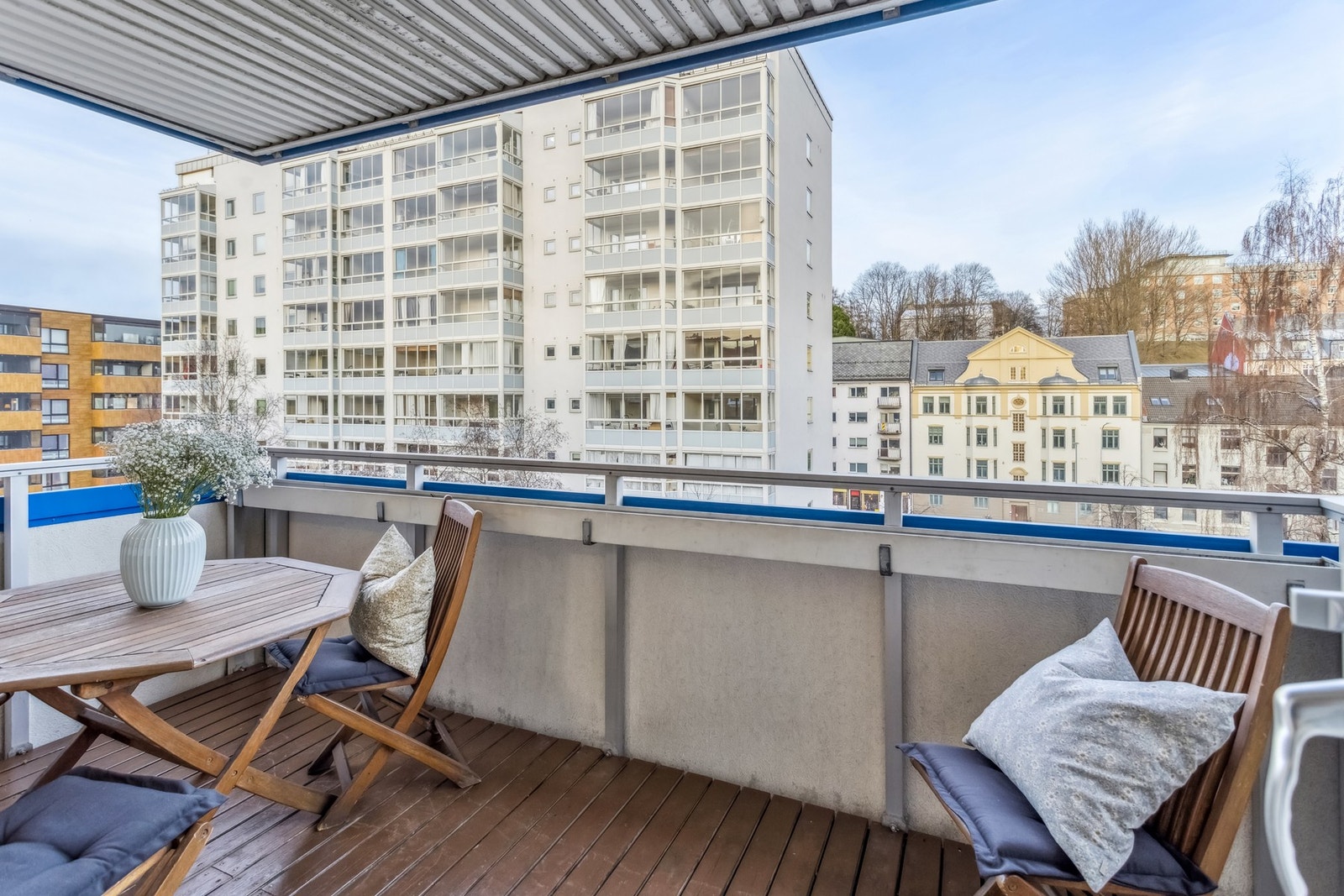 Velkommen til Udbyes gate 3D! Privat balkong med plass til sittegruppe og utsyn mot nærområdet.
Foto: EFEKT, v/Frode Vigtil. Galleribilde