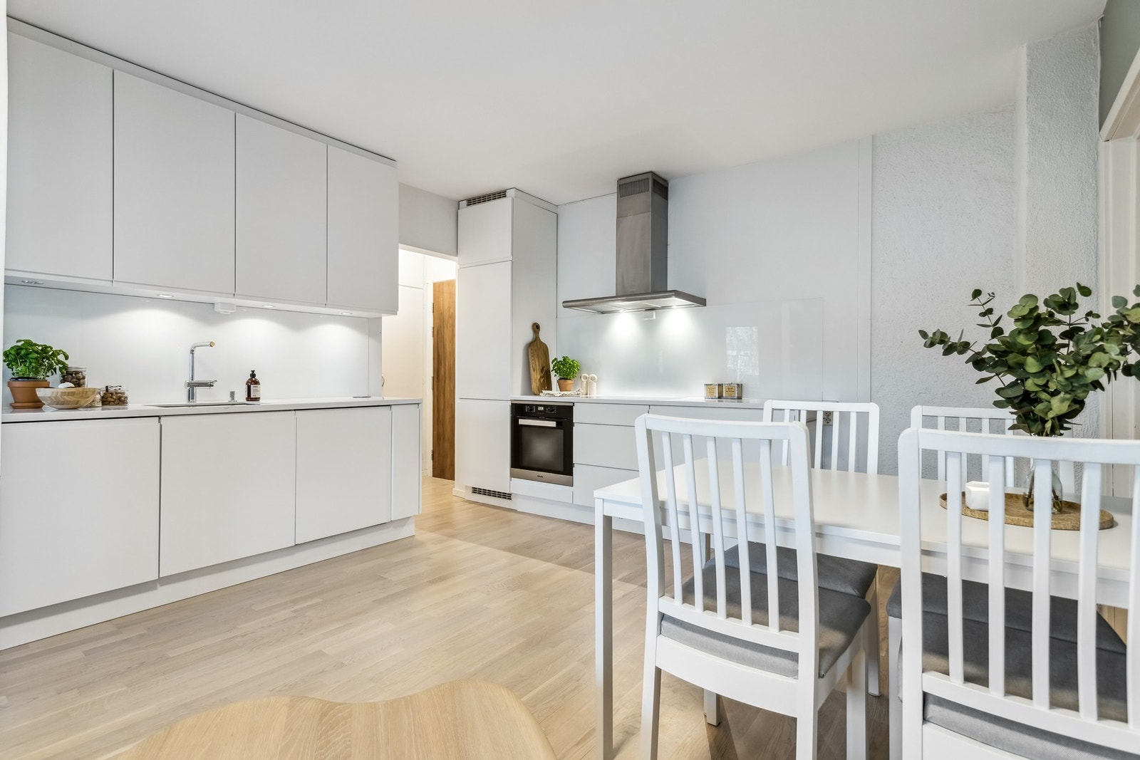 Åpen stue- og kjøkkenløsning som gir en luftig og sosial atmosfære Galleribilde