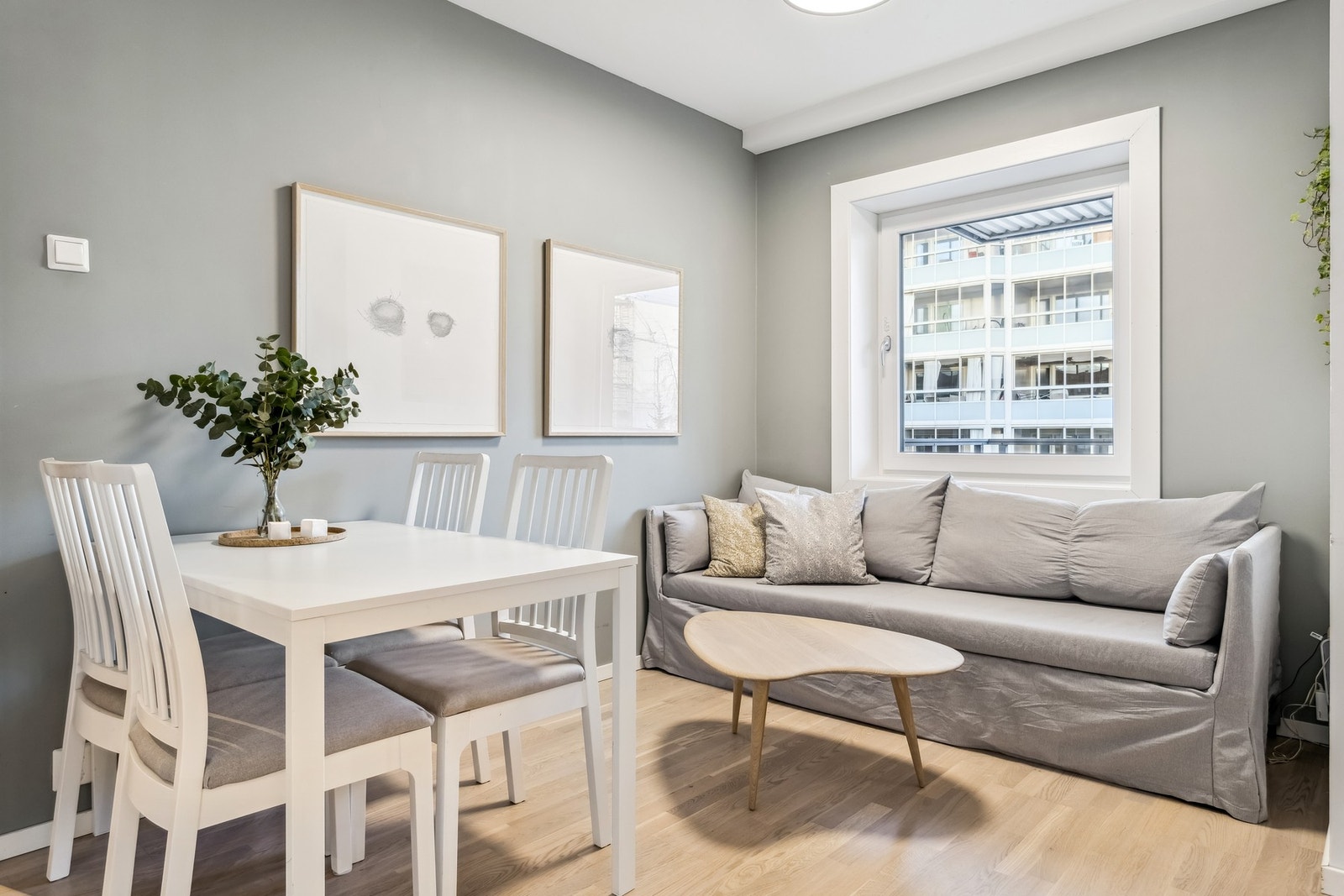 Lys og innbydende stue malt i en behagelig gråtone. Galleribilde