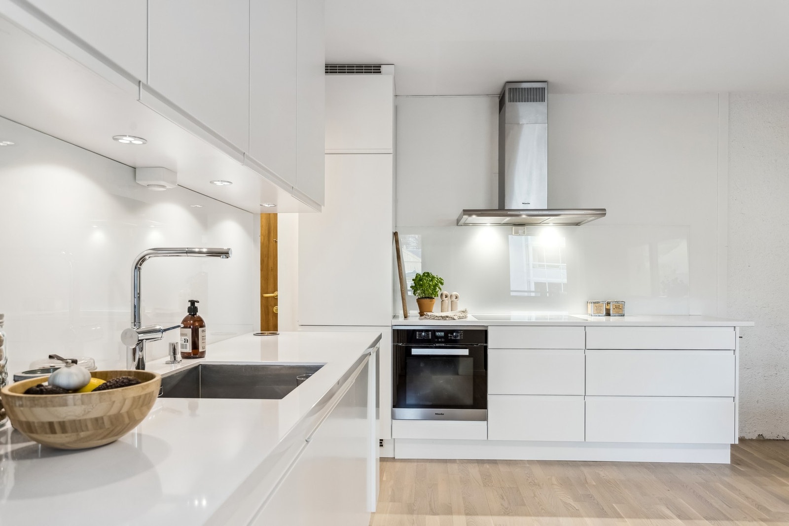 Flott og moderne kjøkken pusset opp i 2015, med tidløse materialvalg og god funksjonalitet. Galleribilde