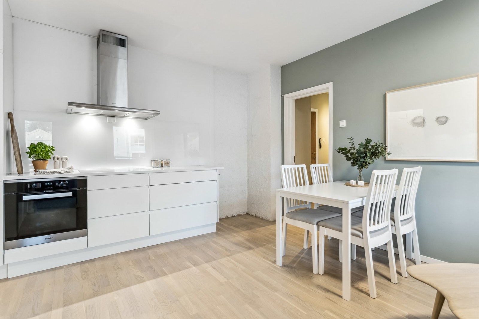 Spiseplass med naturlig plassering mellom kjøkken og stue. Galleribilde