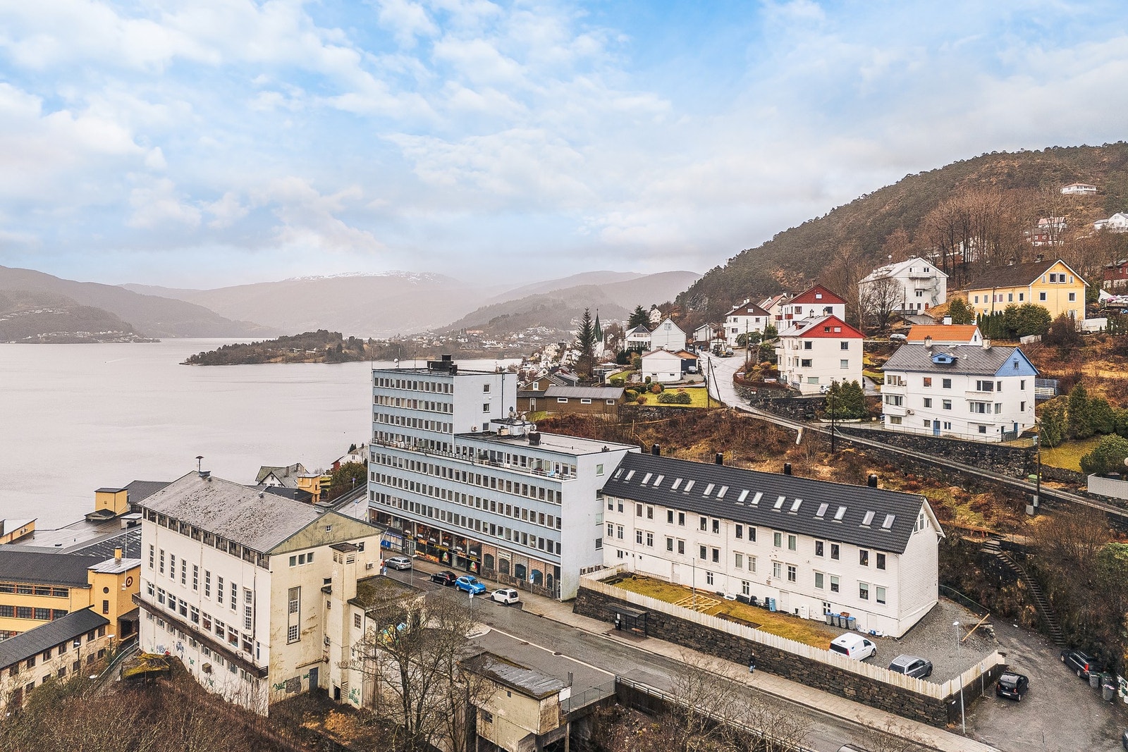 Fra boligen har man utsikt mot Sørfjorden og Osterøy Galleribilde
