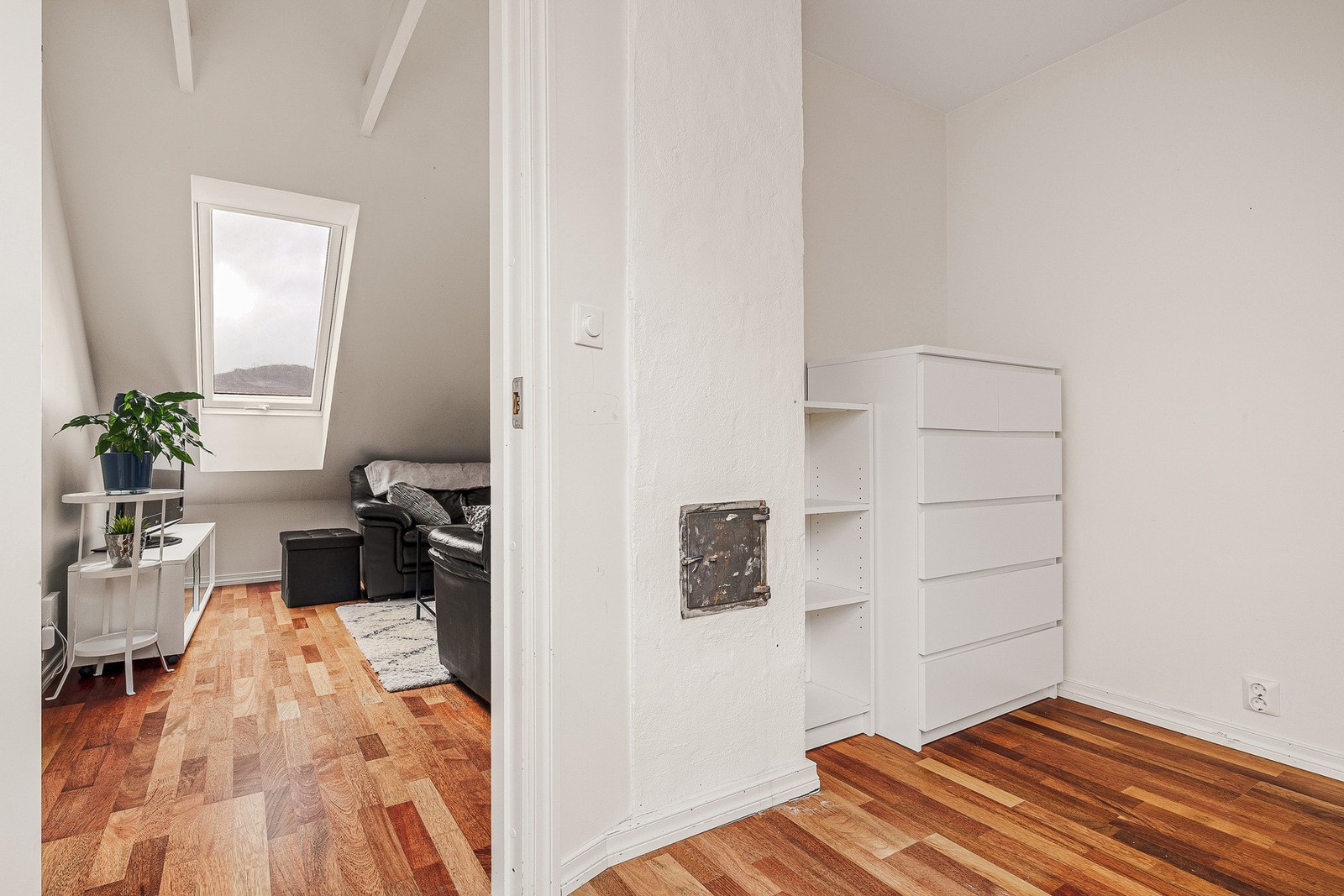 Leiligheten har to soverom som måler 5,6 m² og 5,8 m² Galleribilde