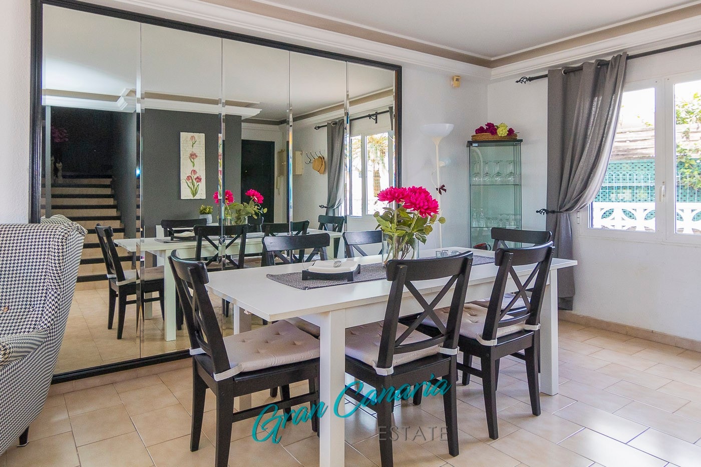 Åpen spisestue i hovedrommet Galleribilde