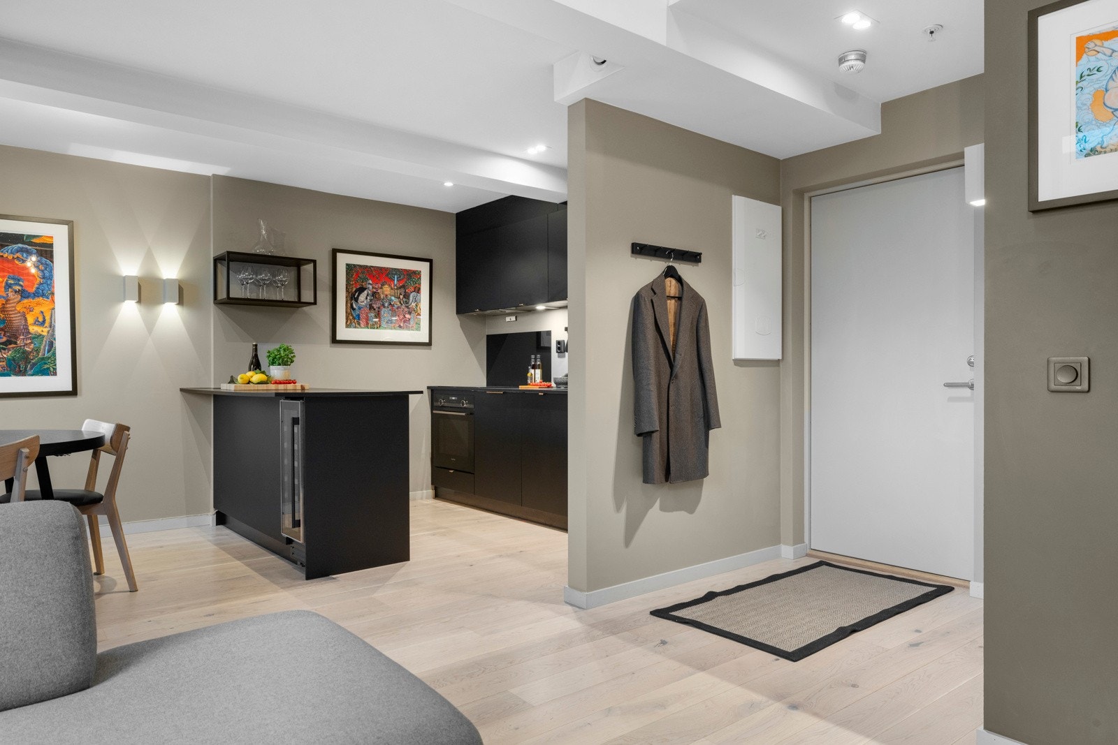 Ned fra trappen er vi i entreèn. Her finner har du god plass til sko og jakker. Galleribilde