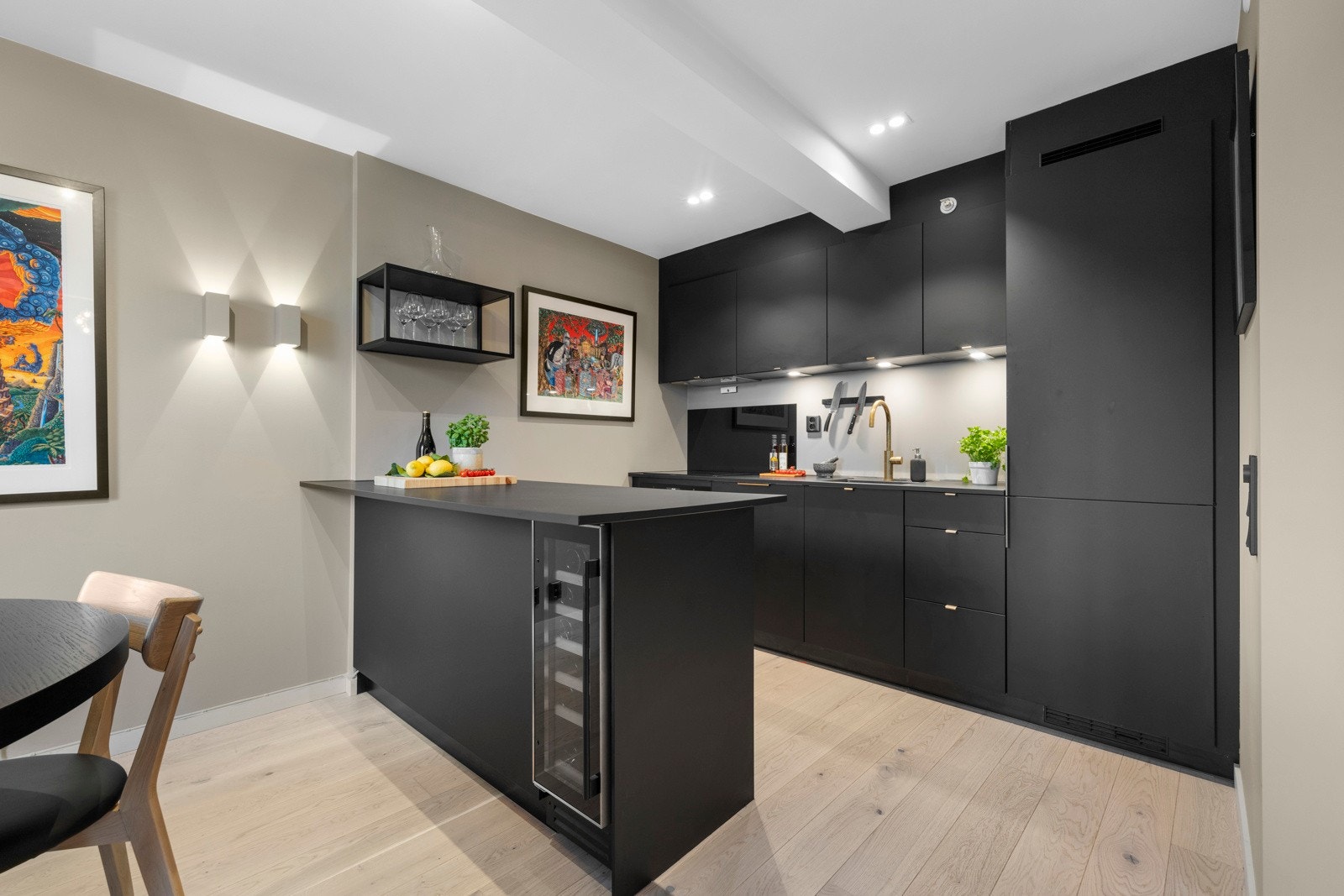 Kjøkkenøy for ekstra benkeplass. Her er det også montert vinskap. Siemens hvitevarer. Galleribilde