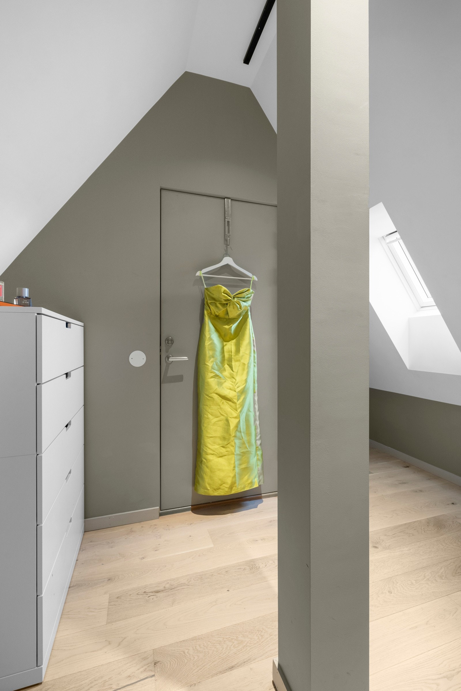 Bod / garderobe på mezaninen. Galleribilde