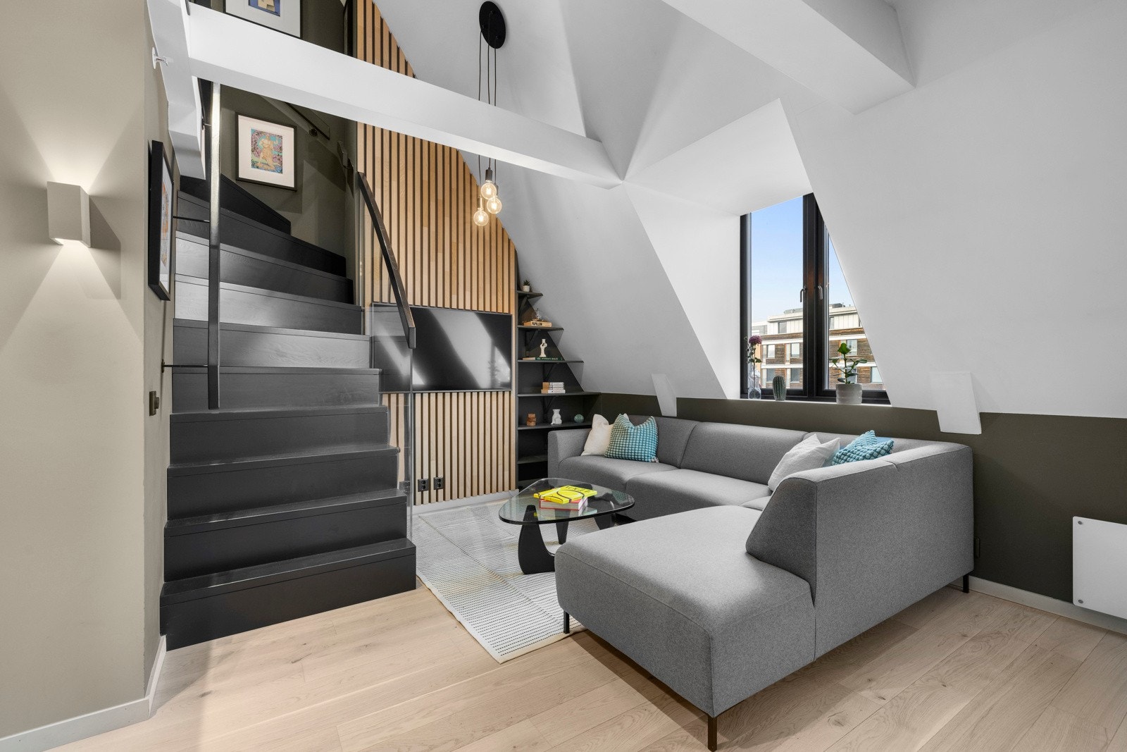 Leiligheten har fine detaljer og delikate fargevalg. Enstavs eikeparkett i alle rom. Galleribilde