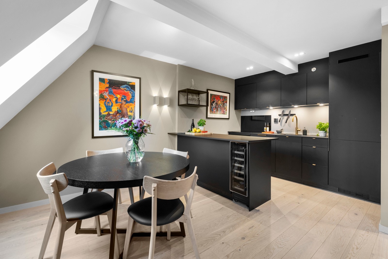 Kjøkkenøy deler rommet og gir kokken mulighet til å delta i sitt eget selskap. Galleribilde