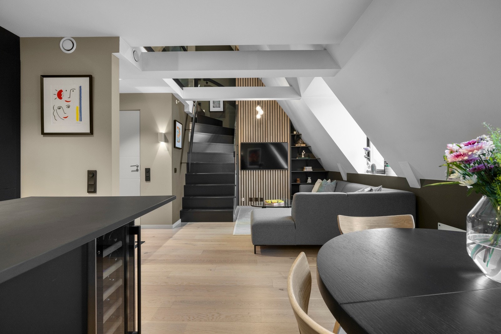 Meget god planløsning og åpen stue/kjøkkenløsning med definerte soner. Galleribilde