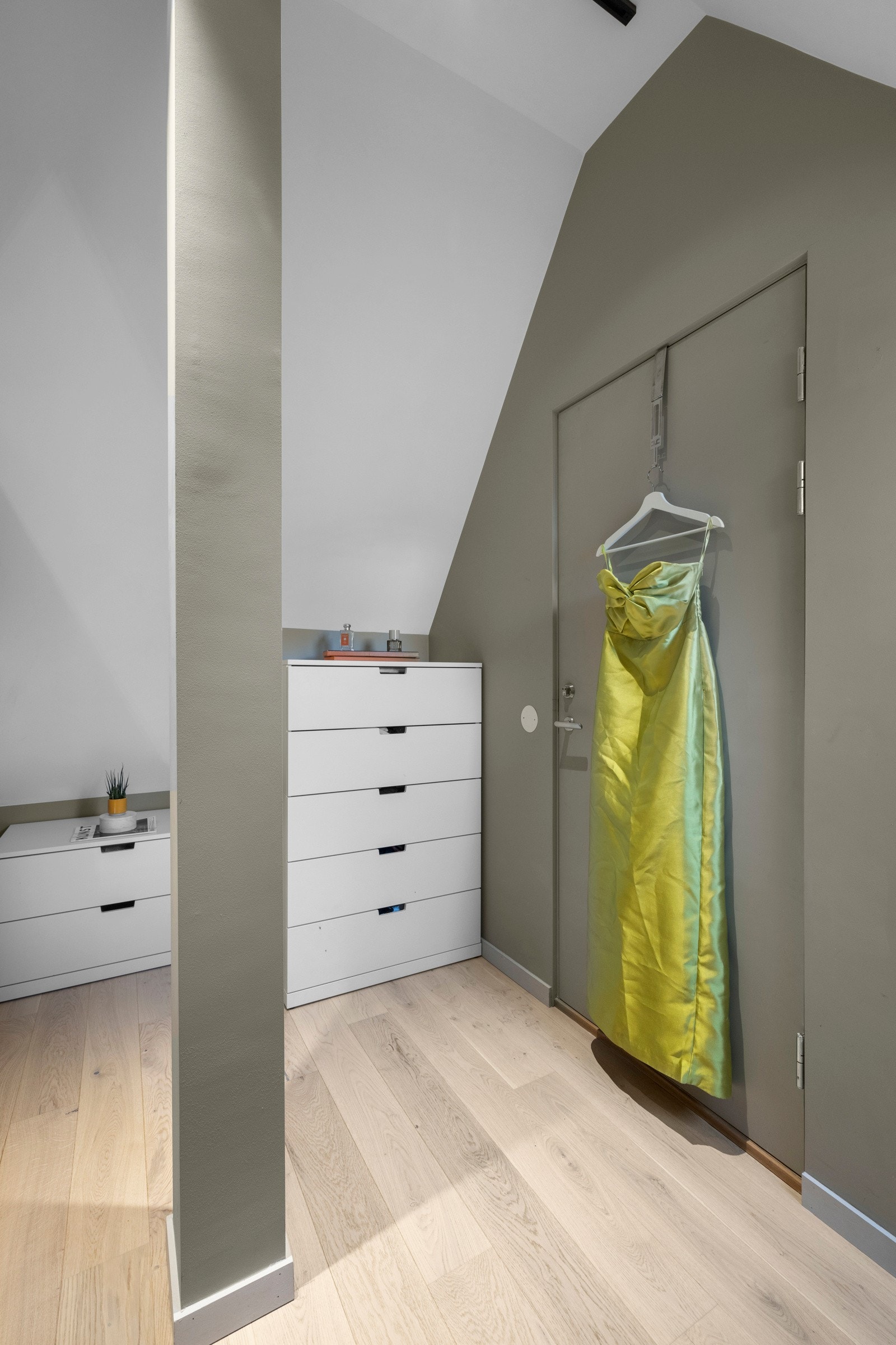 Bod / garderobe på mezaninen. Galleribilde
