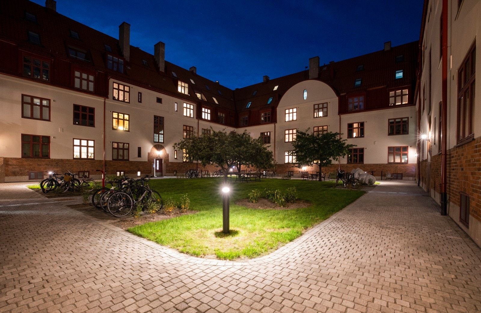 En meget hyggelig og innbudende bakgård Galleribilde