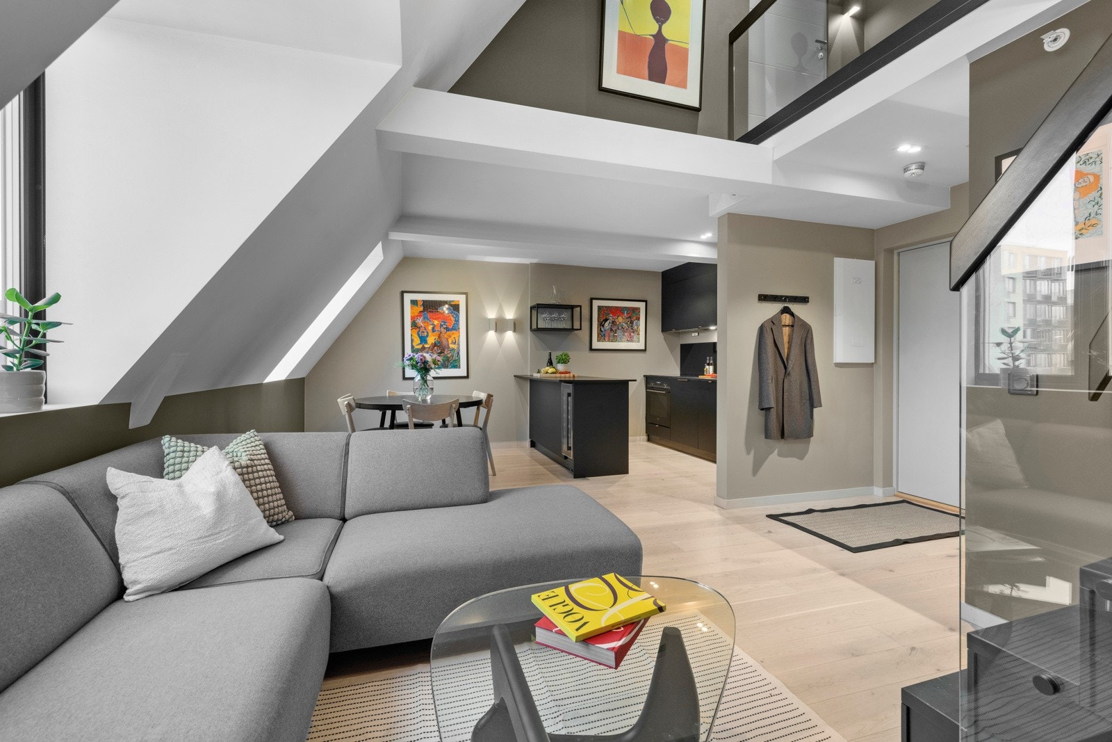 Lyst og lekkert. Åpen løsning til mezaninen. Galleribilde