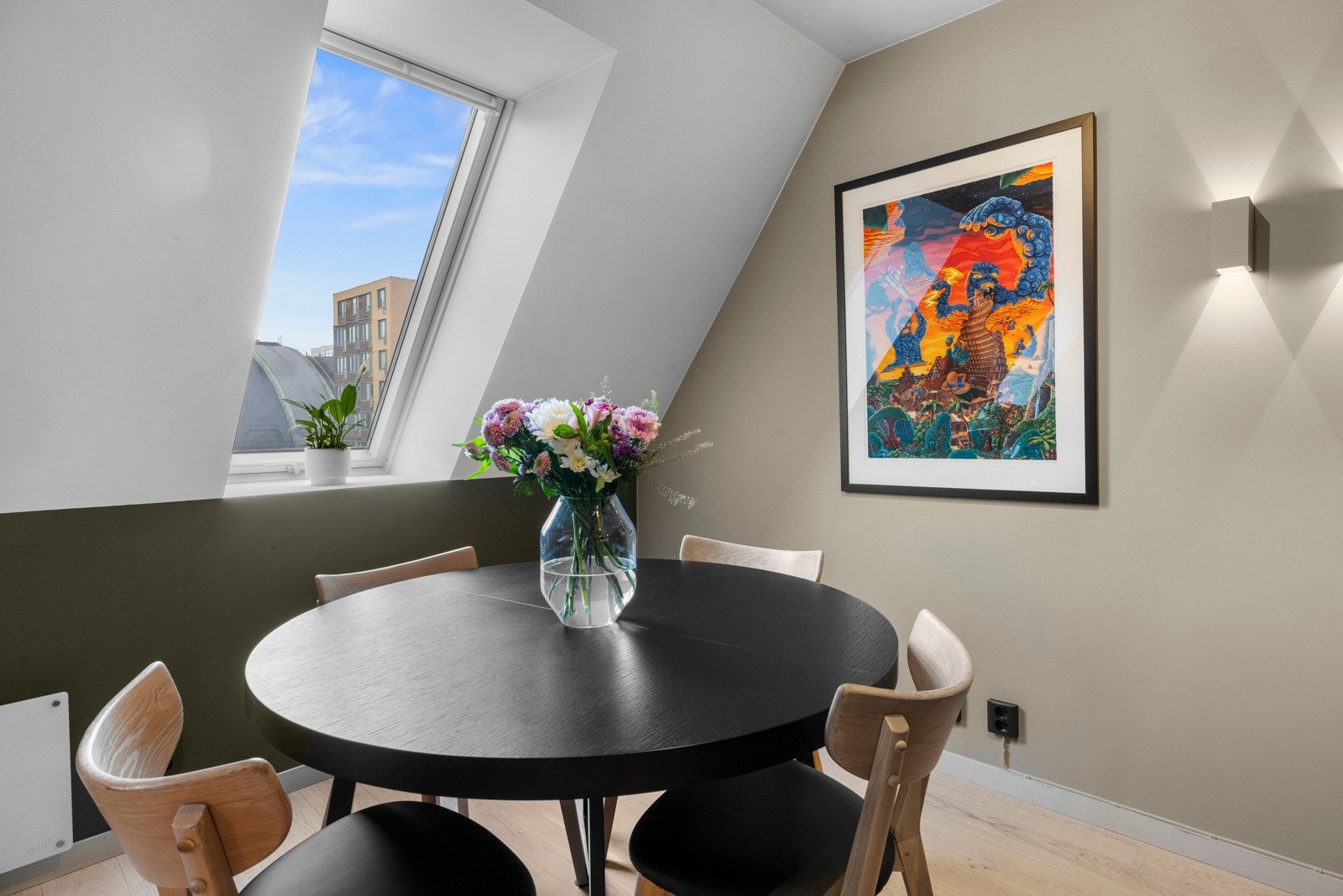 Spisebord med god plass til flere om man ønsker det. Galleribilde