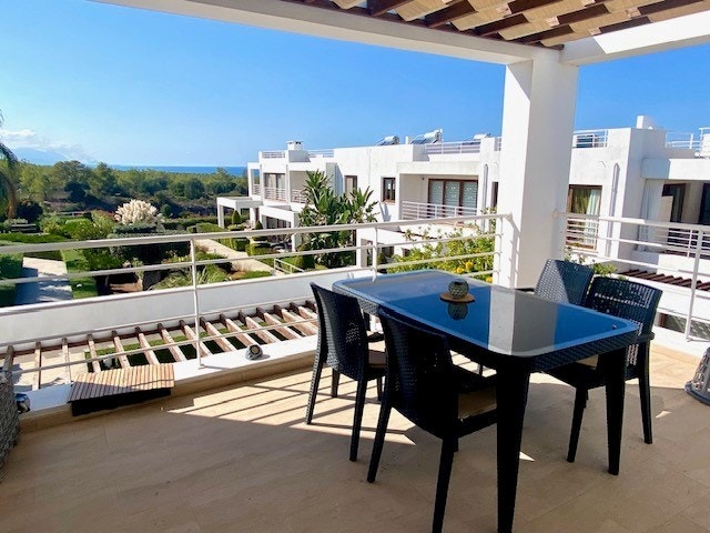 Terrasse med spiseplass mot solnedgangene Galleribilde