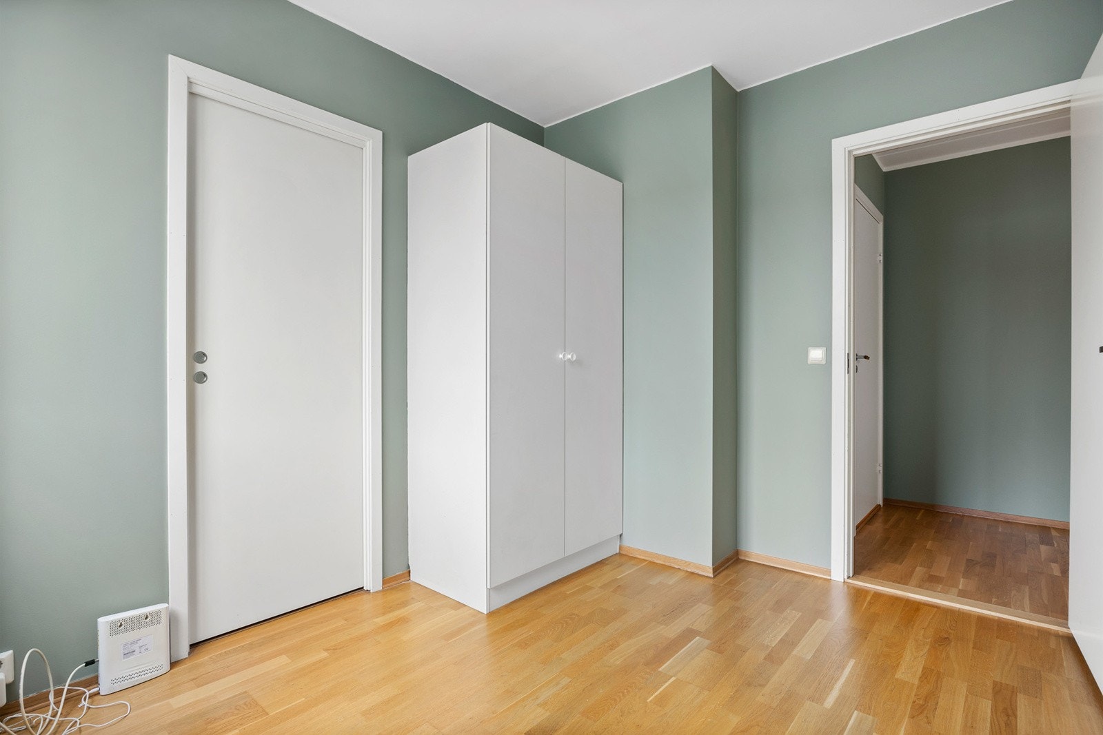 Soverom 2 med garderobeskap og adkomst til praktisk innvendig bod Galleribilde