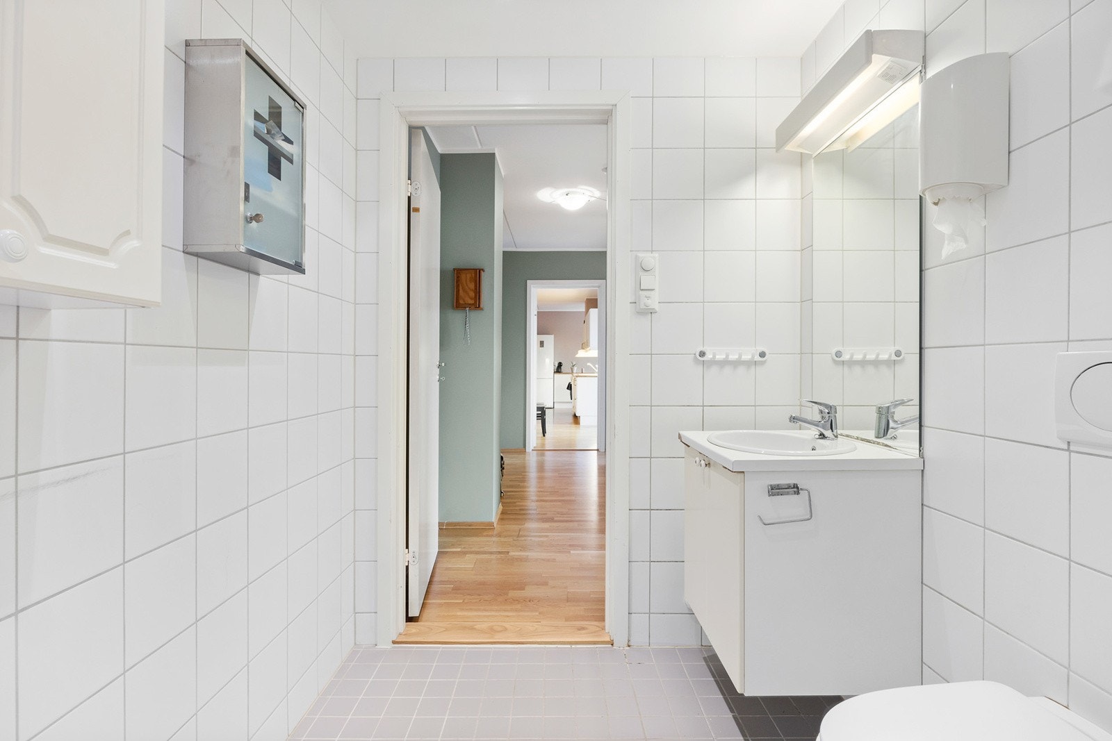 Vegghengt toalett, servant m/servantskap og speil Galleribilde